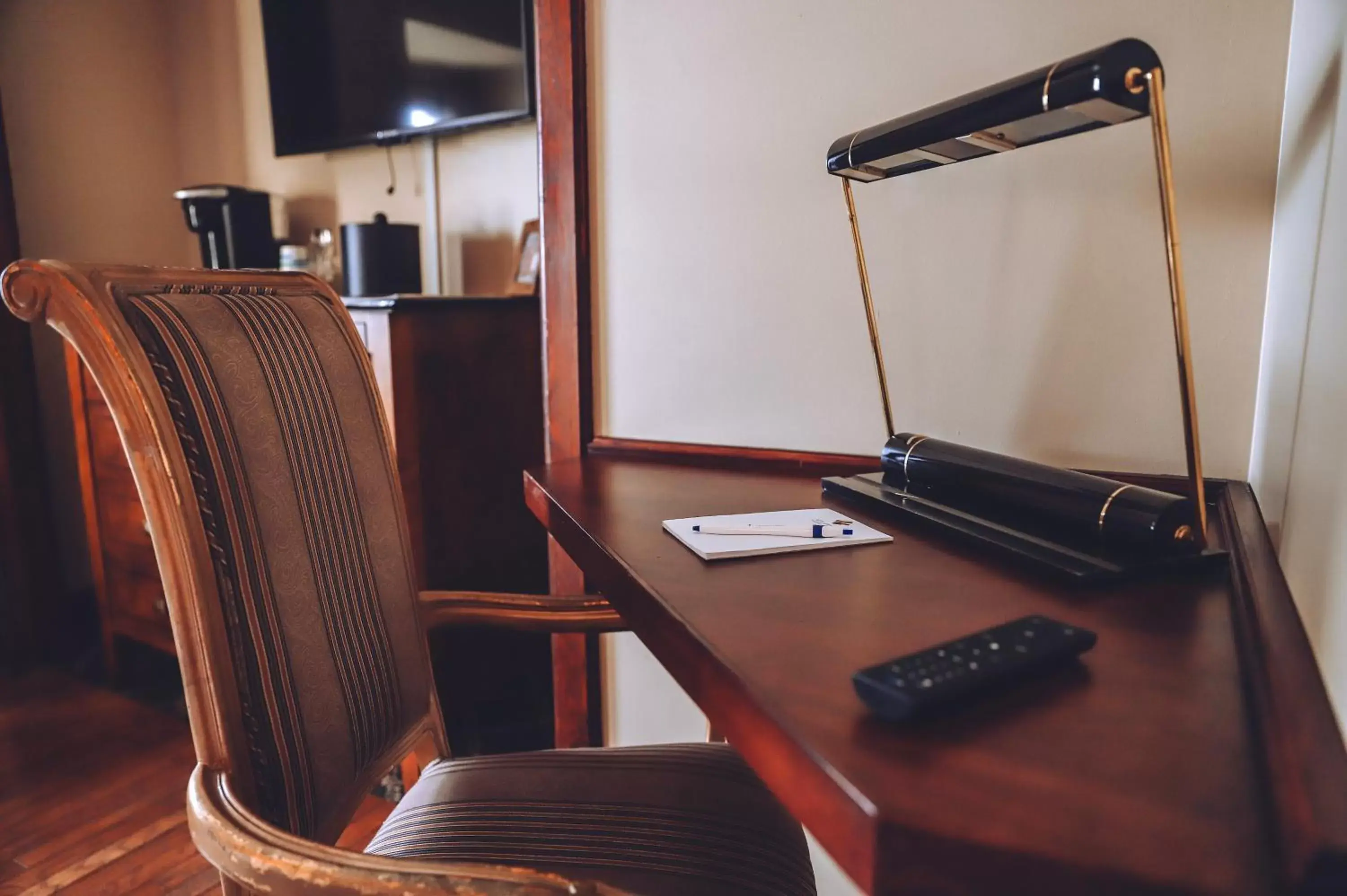 Bedroom, TV/Entertainment Center in Tom Quick Inn