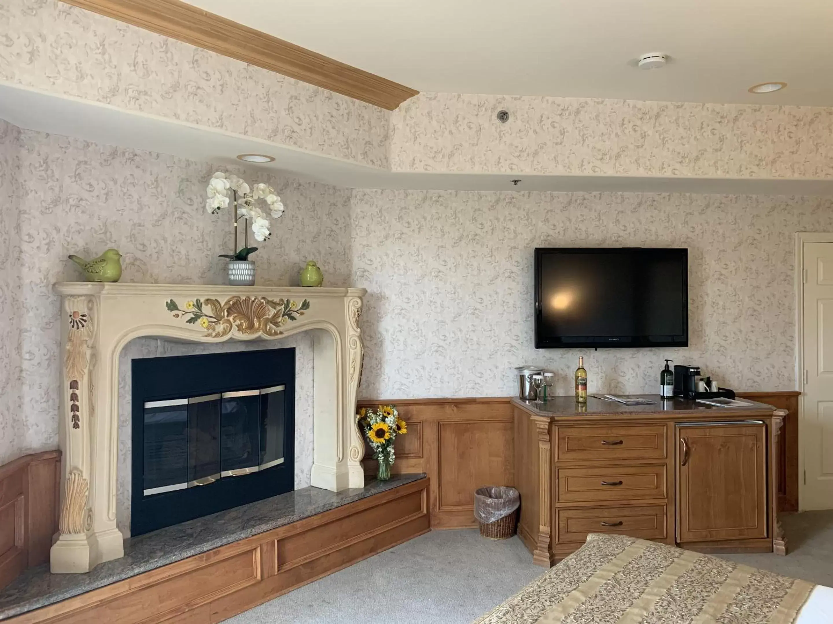 Bedroom, TV/Entertainment Center in Churon Inn Winery