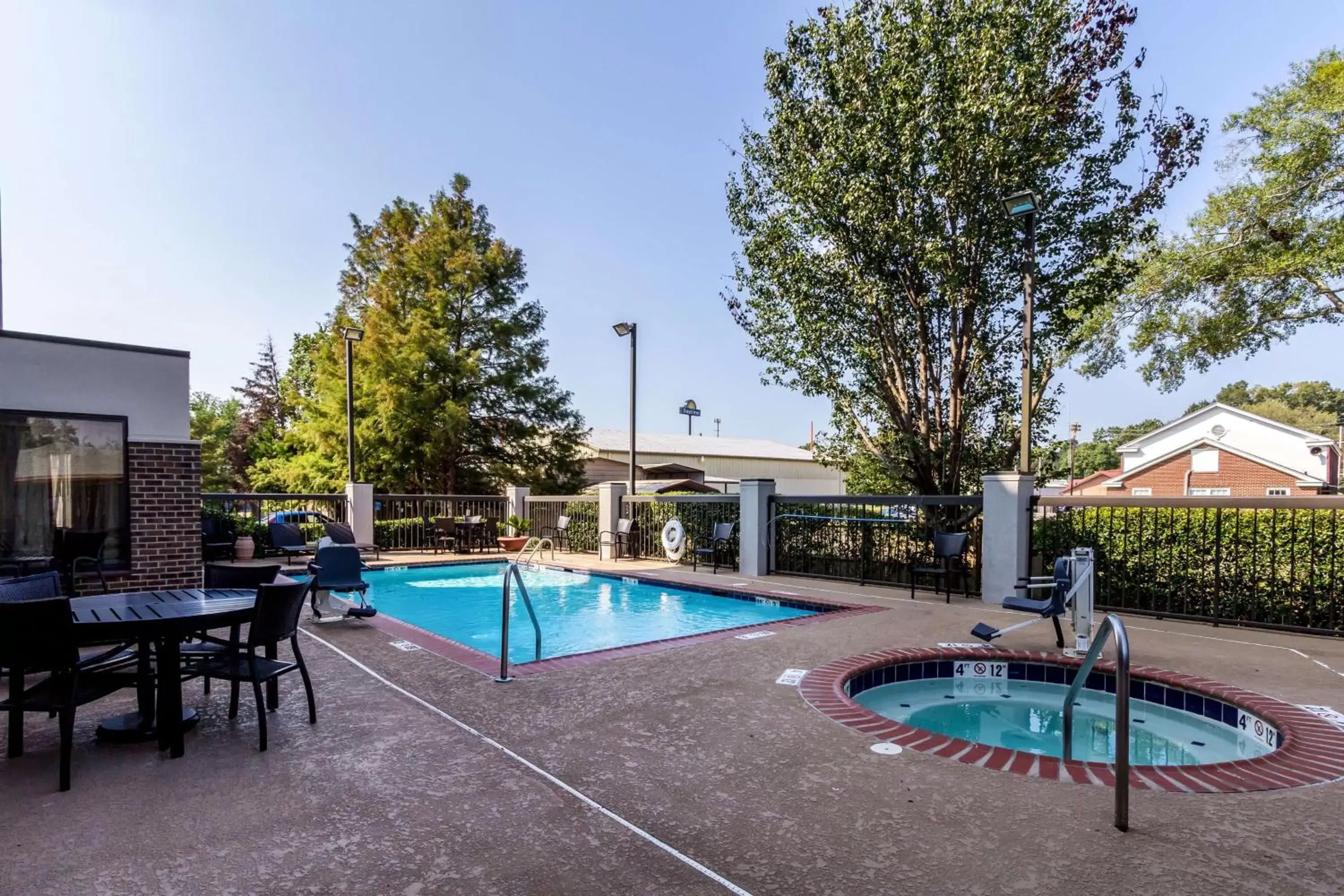 Swimming Pool in Hampton Inn Jackson Pearl Intrntl Airport