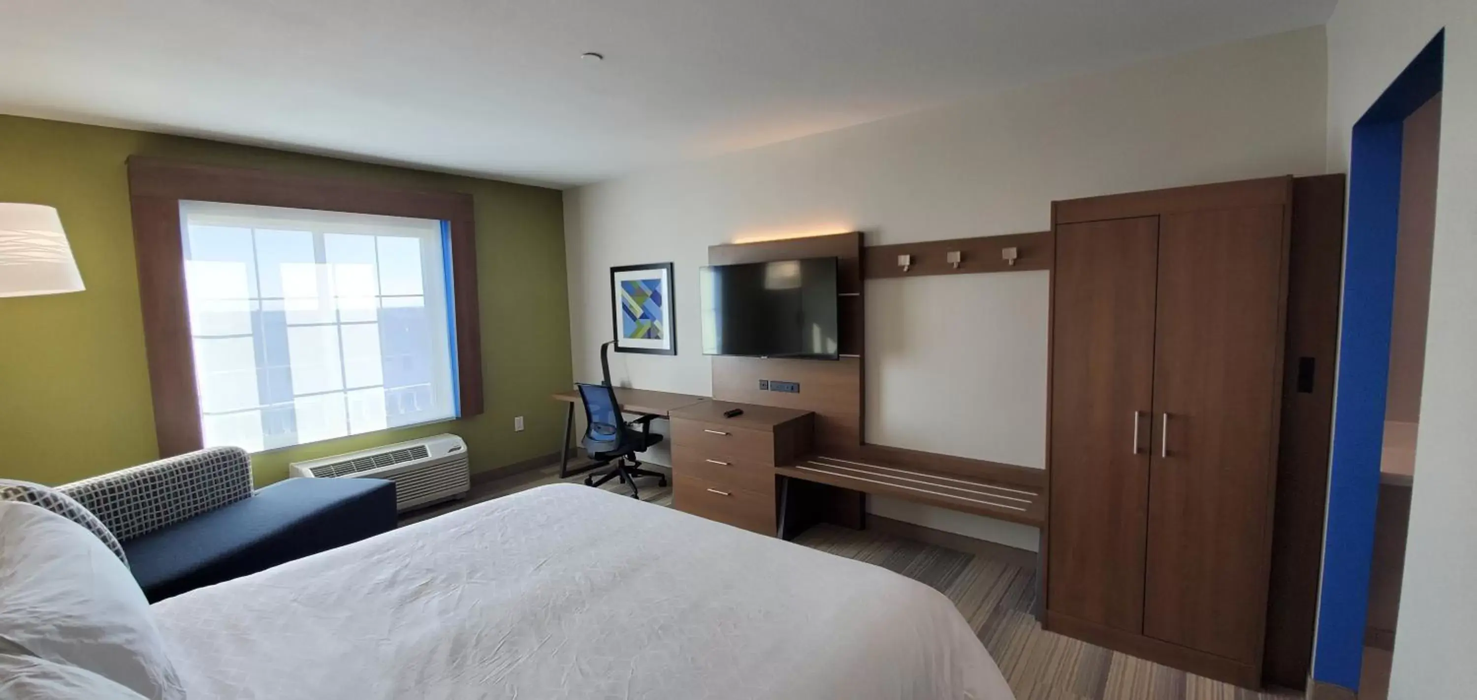Bed in Holiday Inn Express - Wells-Ogunquit-Kennebunk, an IHG Hotel
