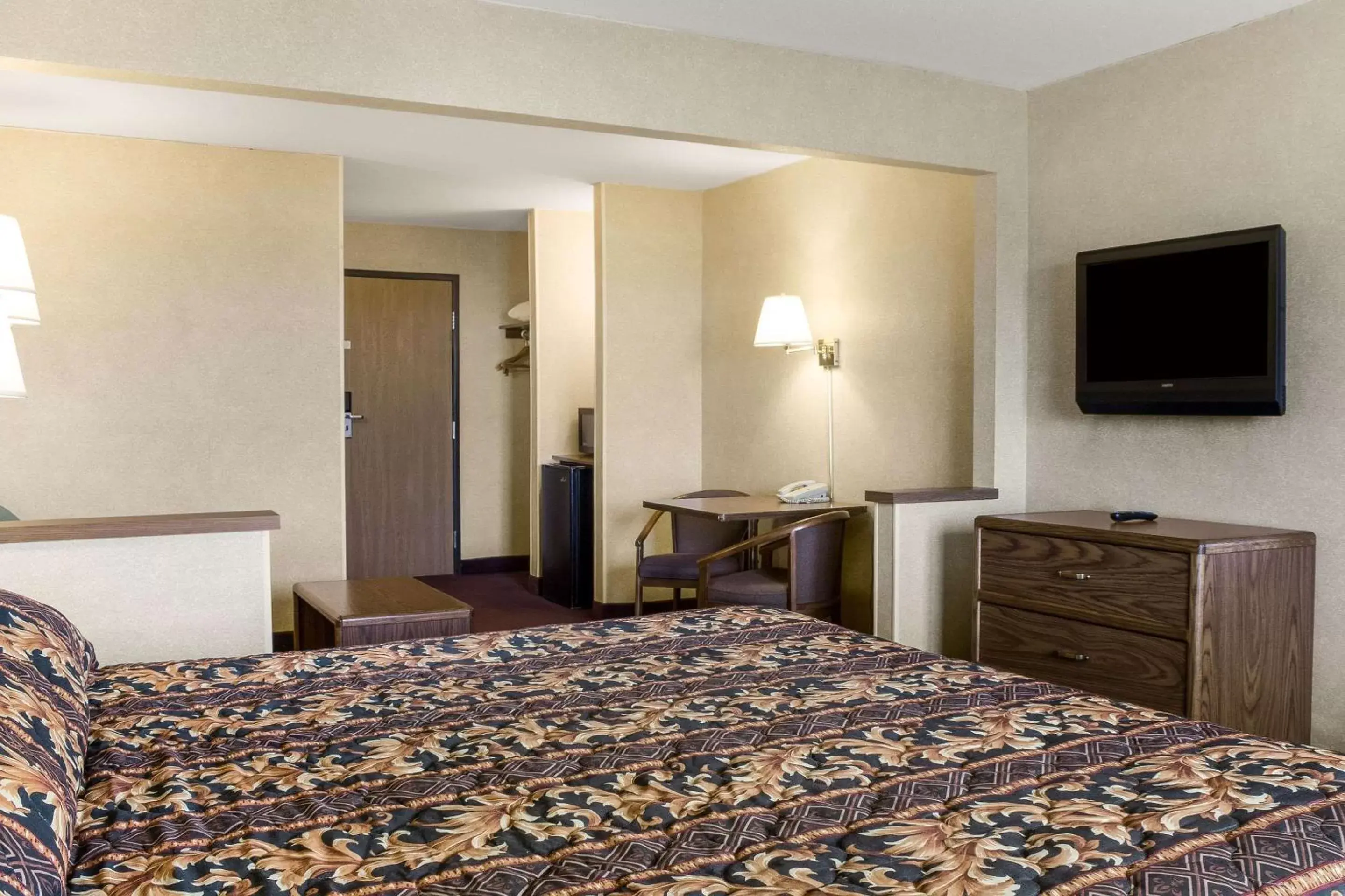 Photo of the whole room, Bed in Rodeway Inn Wahpeton