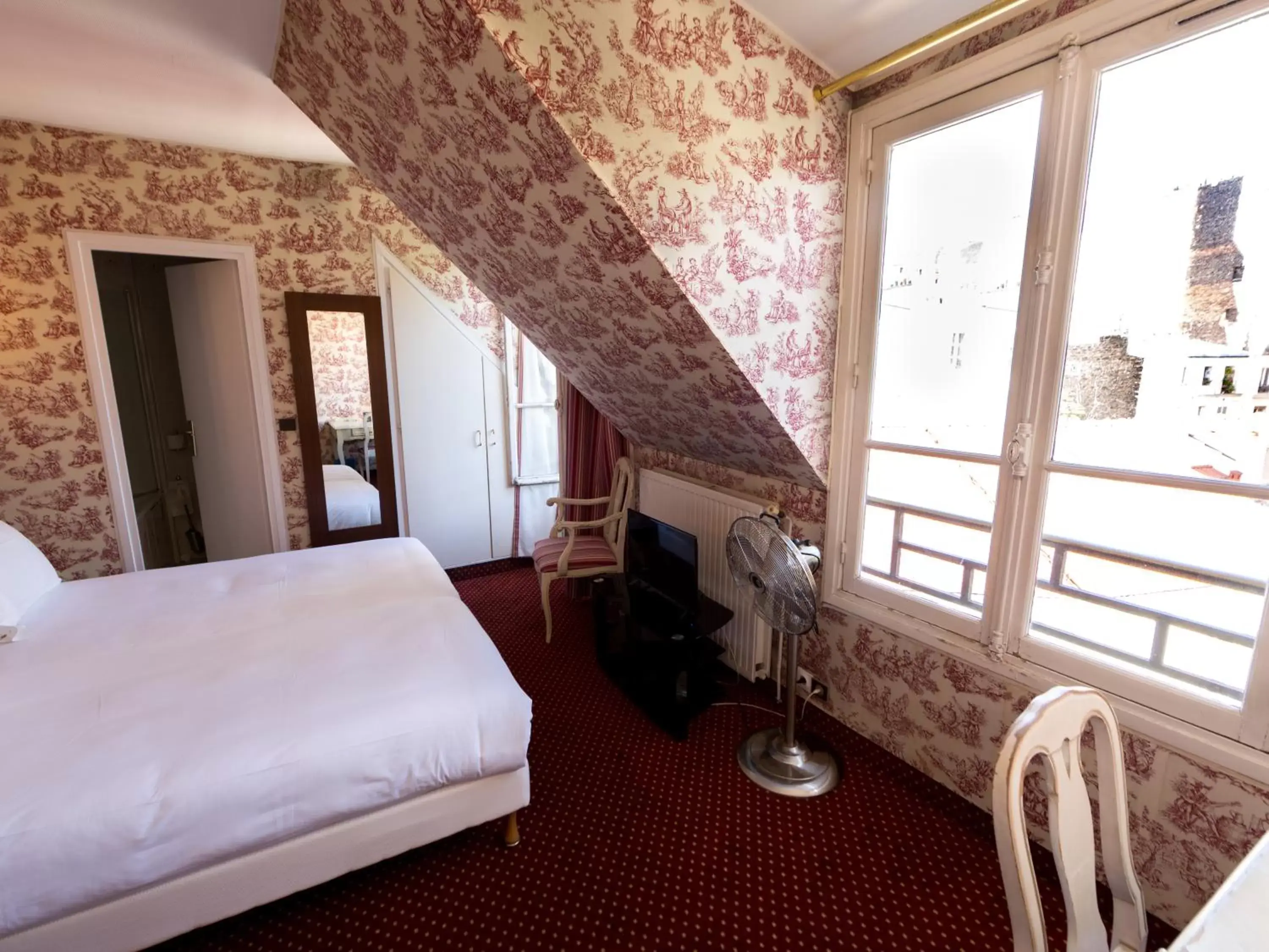 Photo of the whole room, Bed in Regyn's Montmartre