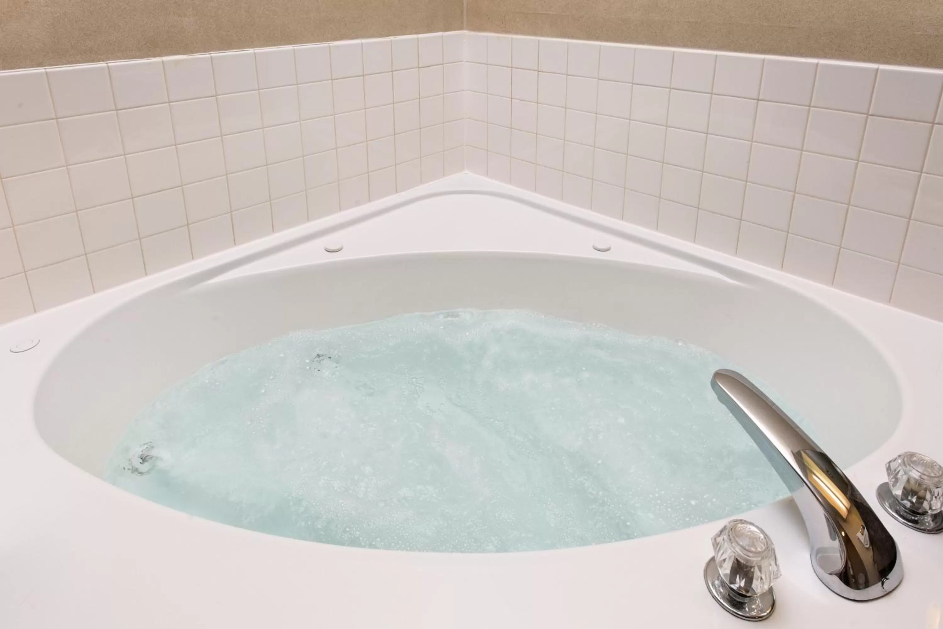 King Suite with Spa Bath - Non-Smoking in Holiday Inn Express Metropolis, an IHG Hotel