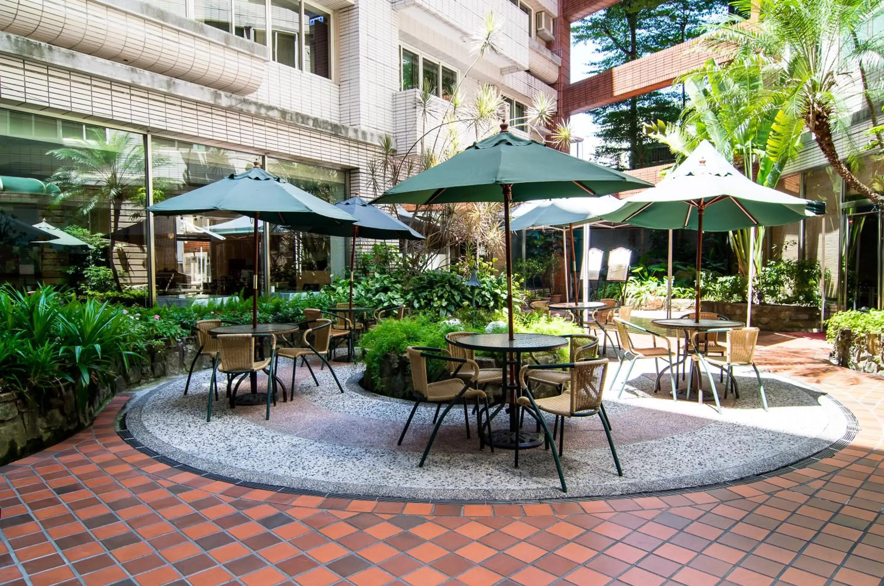 Garden, Restaurant/Places to Eat in Liga Hotel