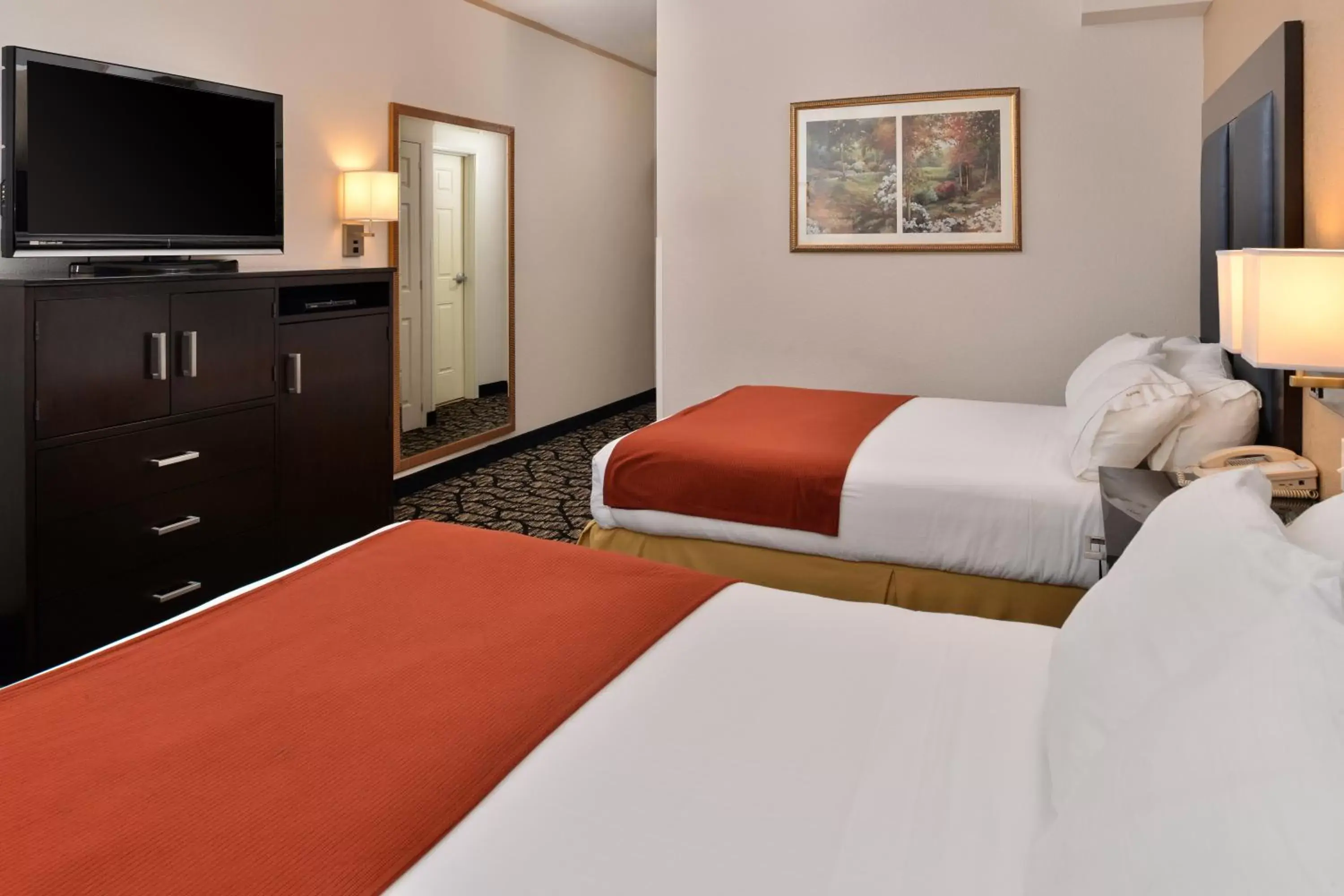 Bed in Holiday Inn Express Hotel & Suites Tacoma South - Lakewood, an IHG Hotel