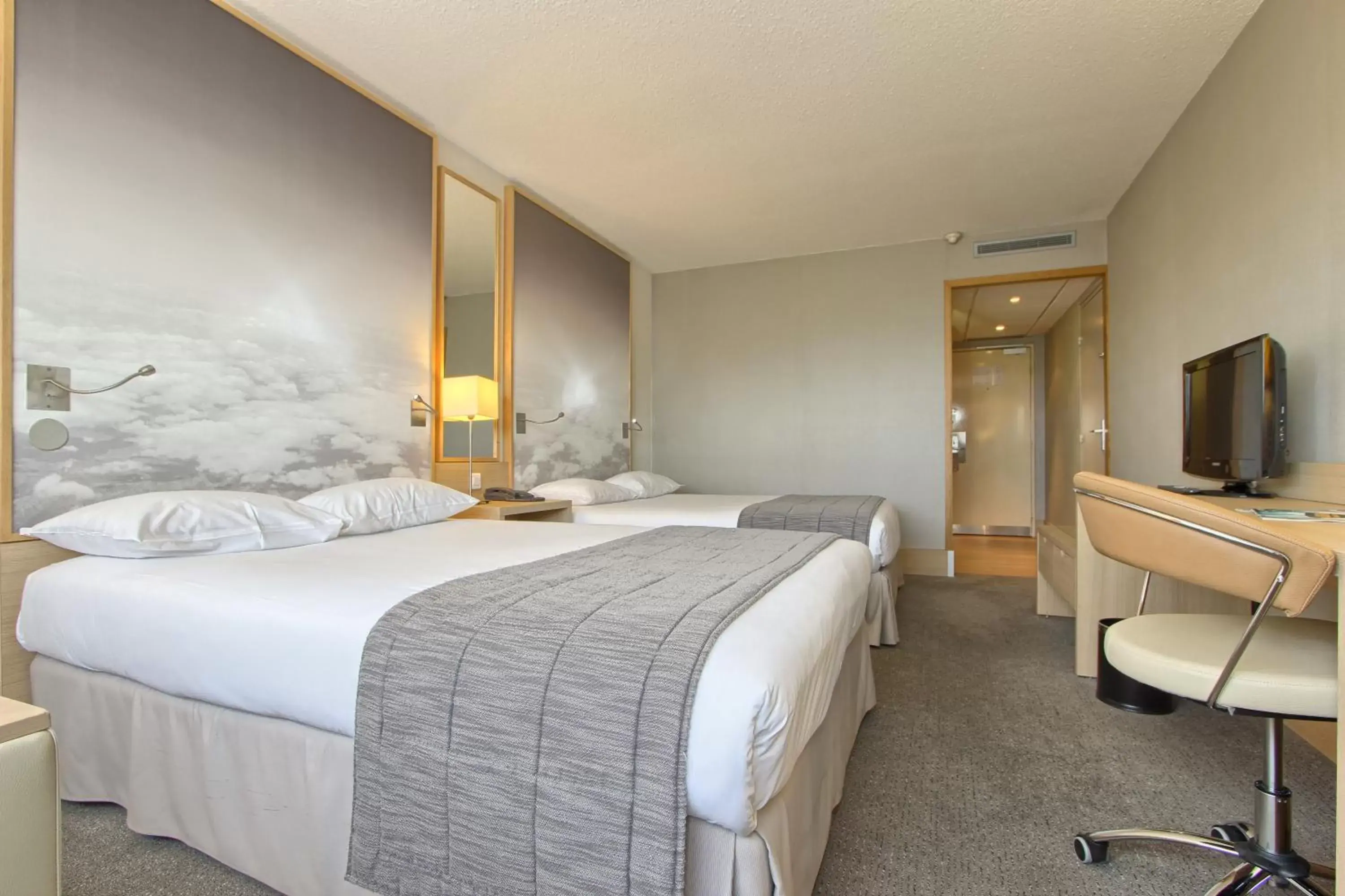 Bedroom, Bed in Hotel Inn Paris CDG Airport - ex Best Western