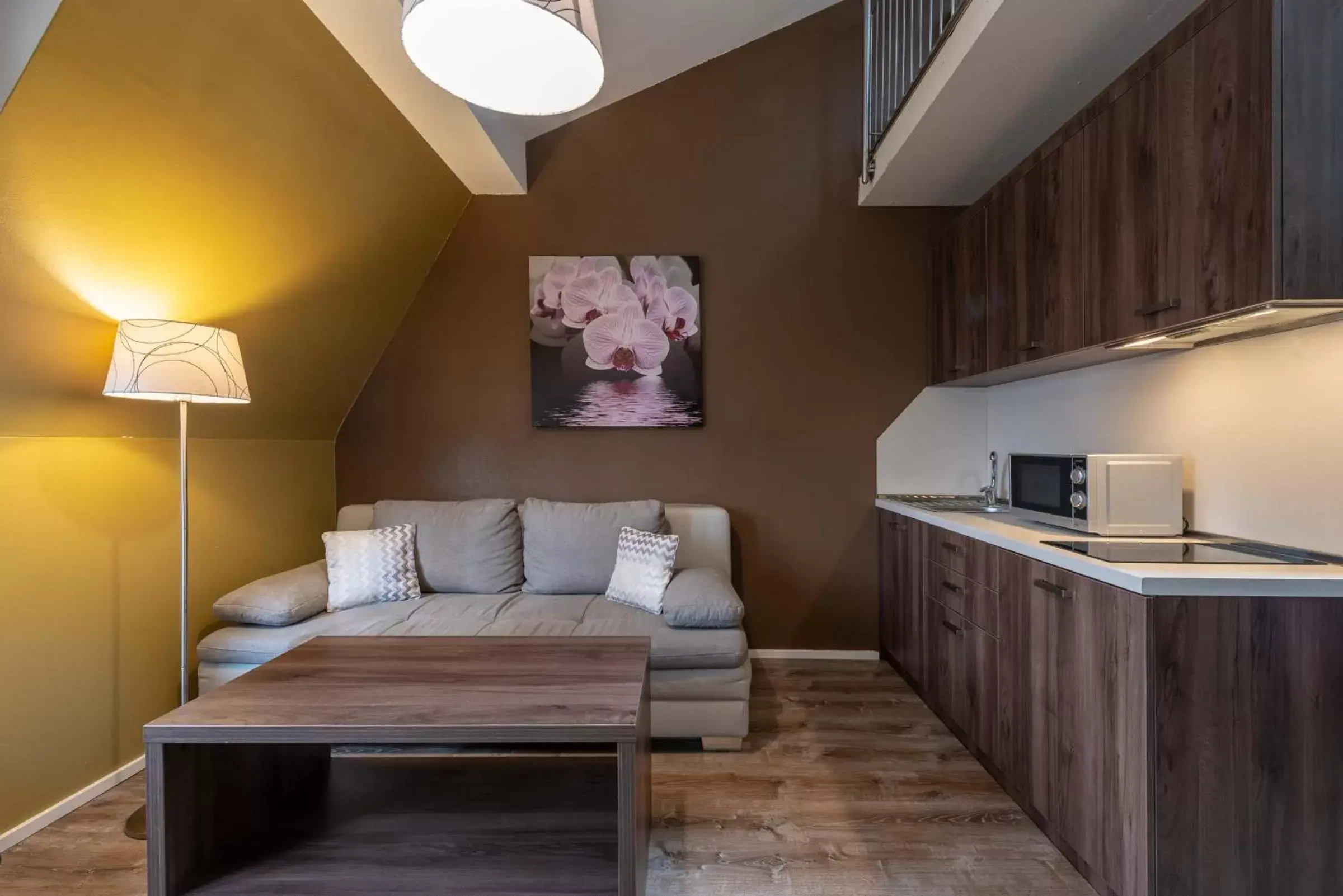 Kitchen or kitchenette, Seating Area in Empress Boutique Hotel