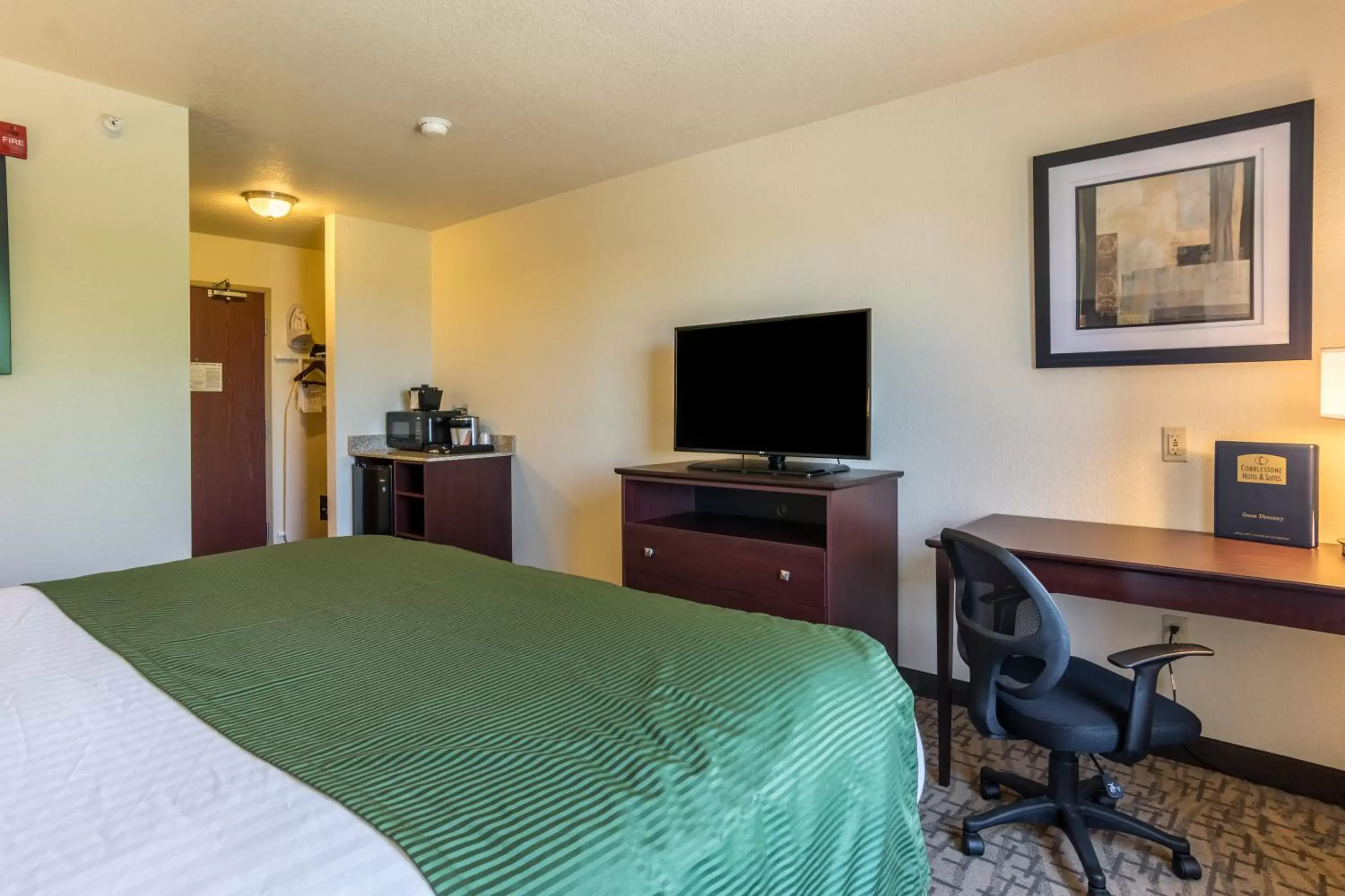 Bed, TV/Entertainment Center in Cobblestone Inn & Suites - Lakin