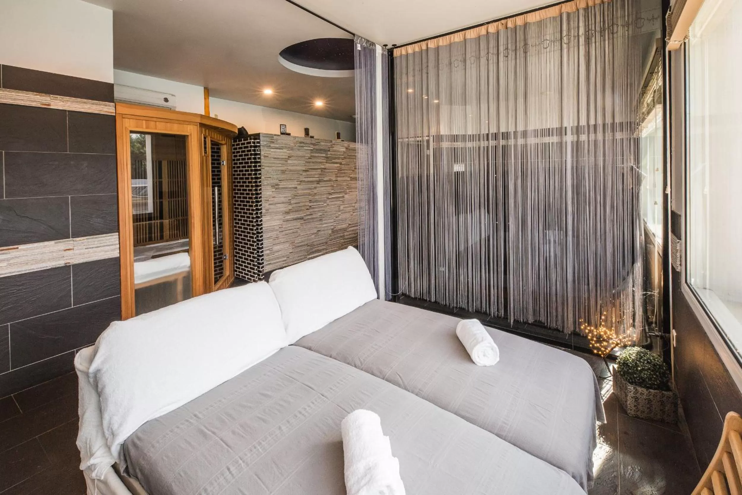 Spa and wellness centre/facilities, Bed in Hôtel Spa Restaurant La Madrague