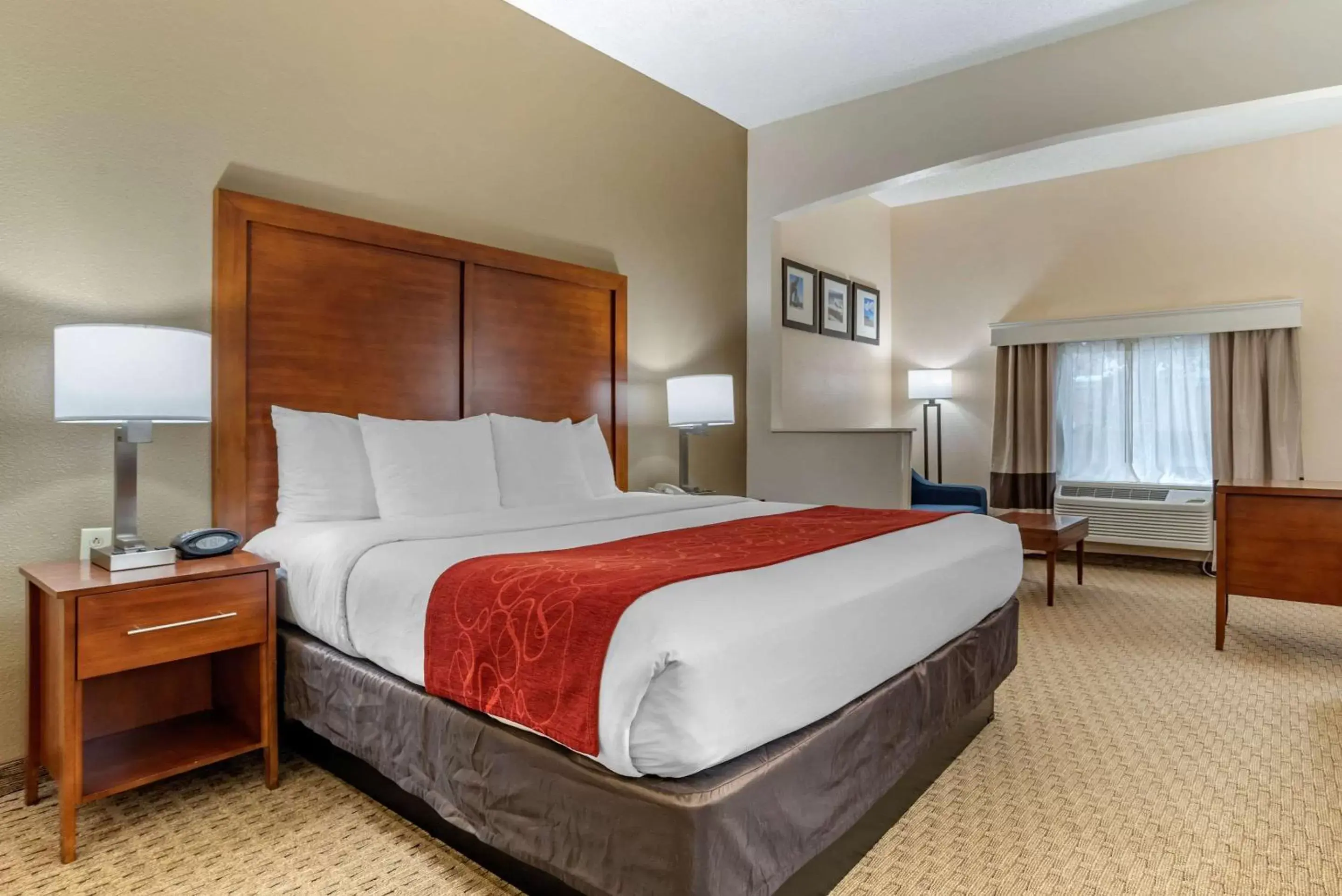 Photo of the whole room, Bed in Comfort Suites Airport