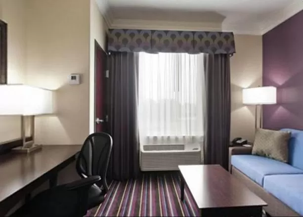 Living room, Bed in Holiday Inn Express & Suites Raceland - Highway 90 by IHG