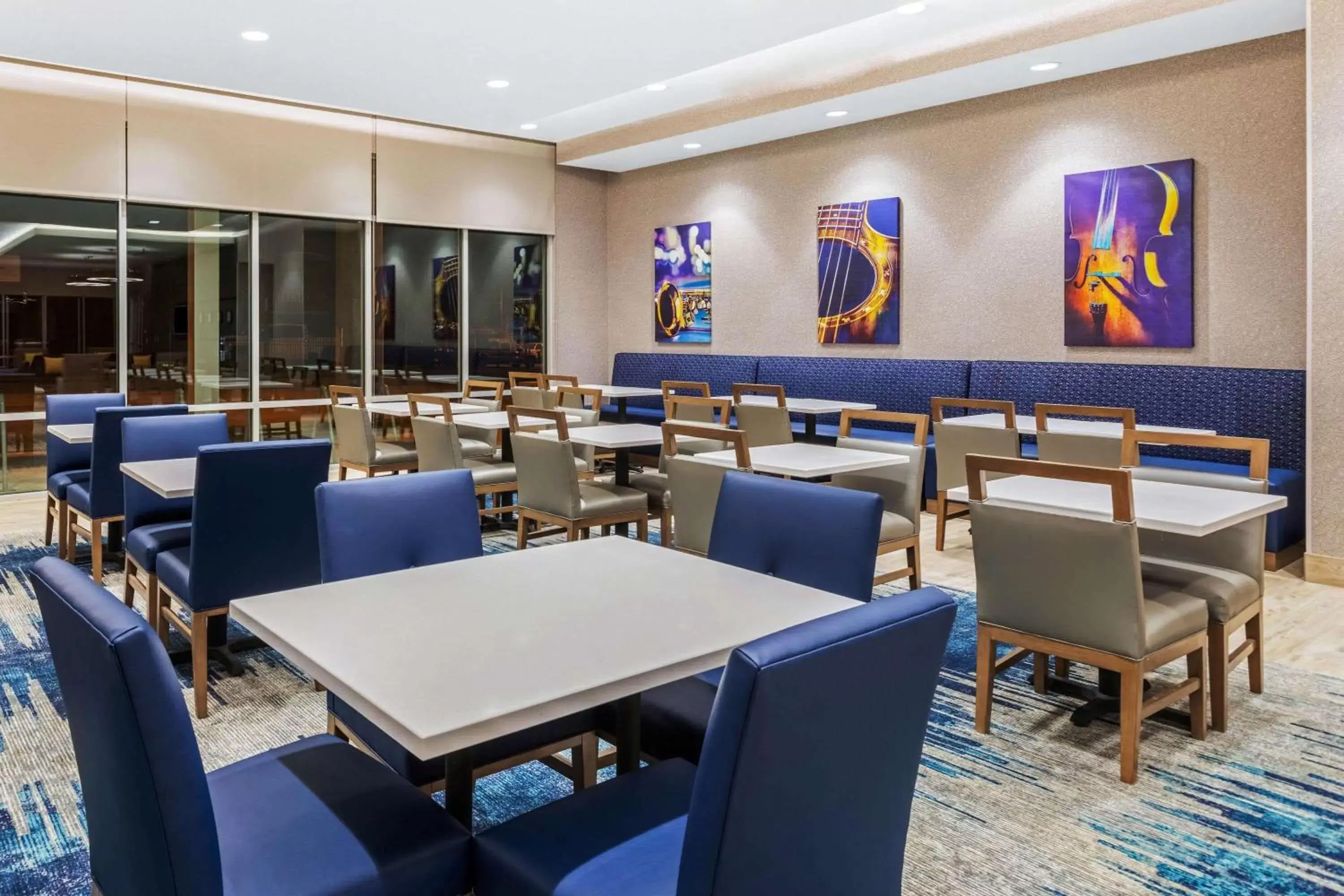 Restaurant/Places to Eat in La Quinta Inn & Suites by Wyndham Kansas City Beacon Hill