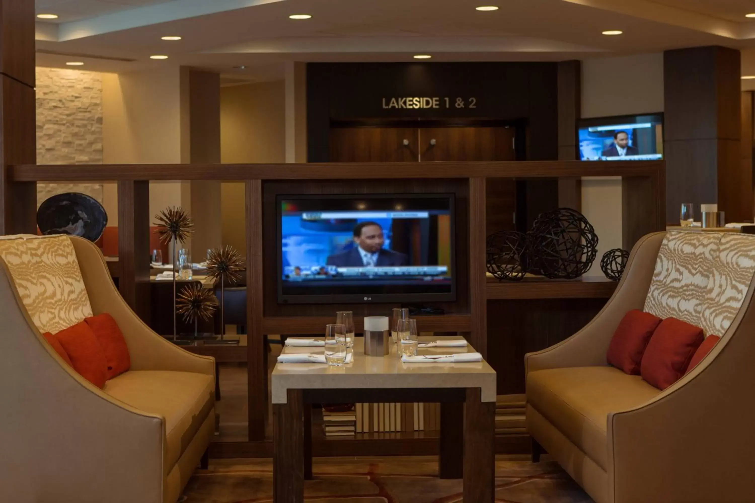 Restaurant/places to eat, TV/Entertainment Center in Gaithersburg Marriott Washingtonian Center