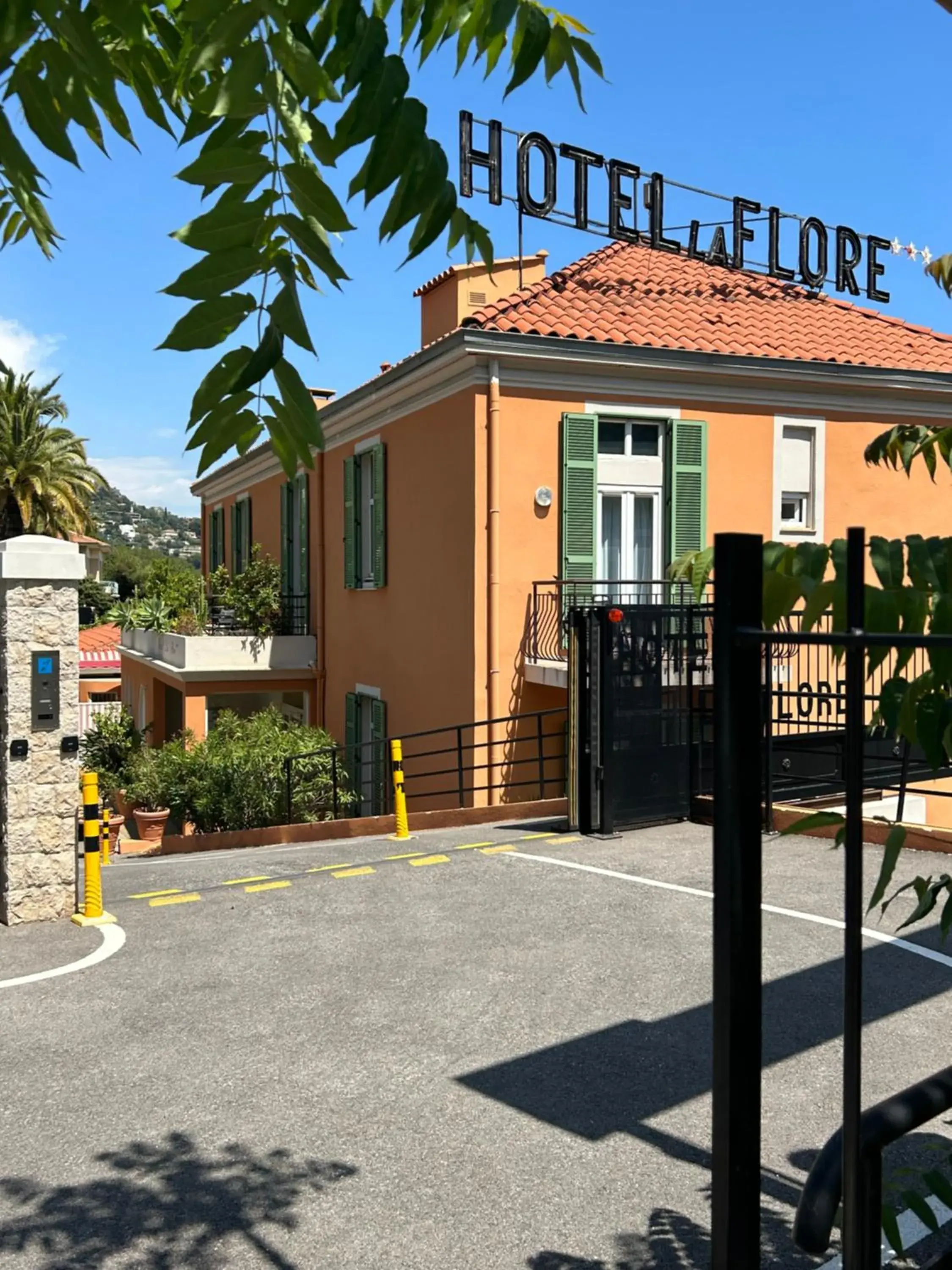 Facade/entrance, Property Building in Hôtel La Flore