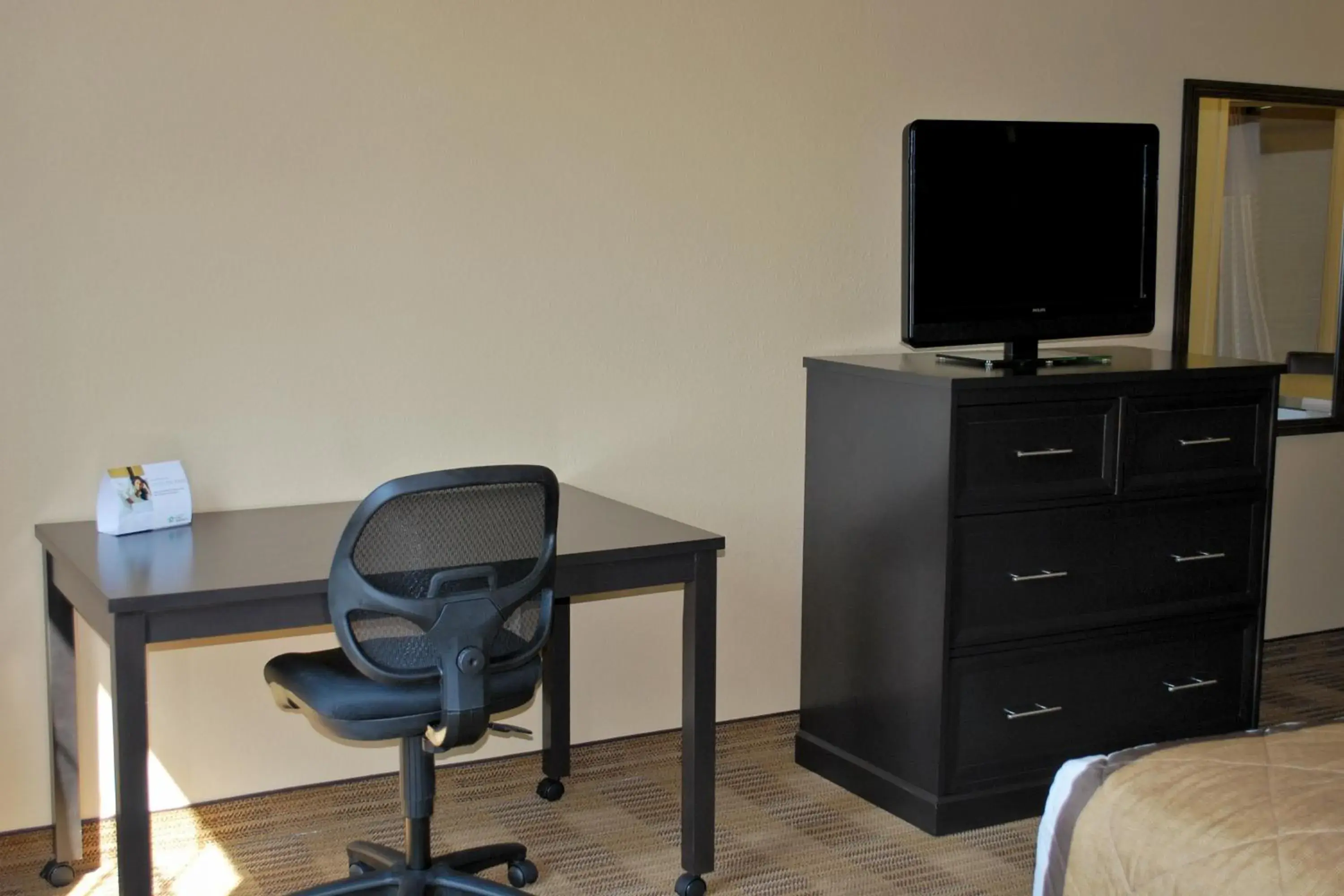 TV and multimedia, TV/Entertainment Center in Extended Stay America Suites - Minneapolis - Airport - Eagan - North