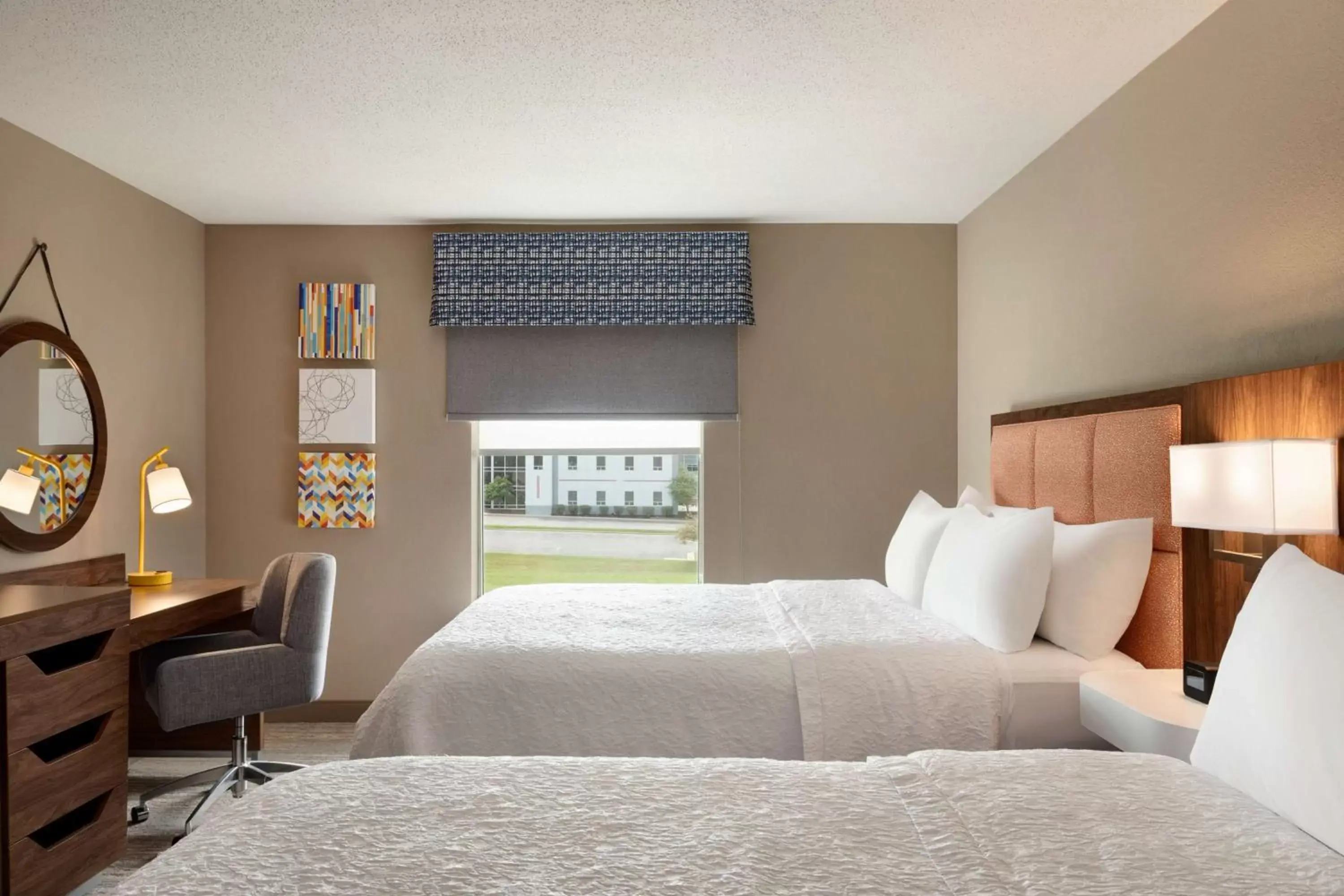 Bedroom, Bed in Hampton Inn St. Louis-Columbia