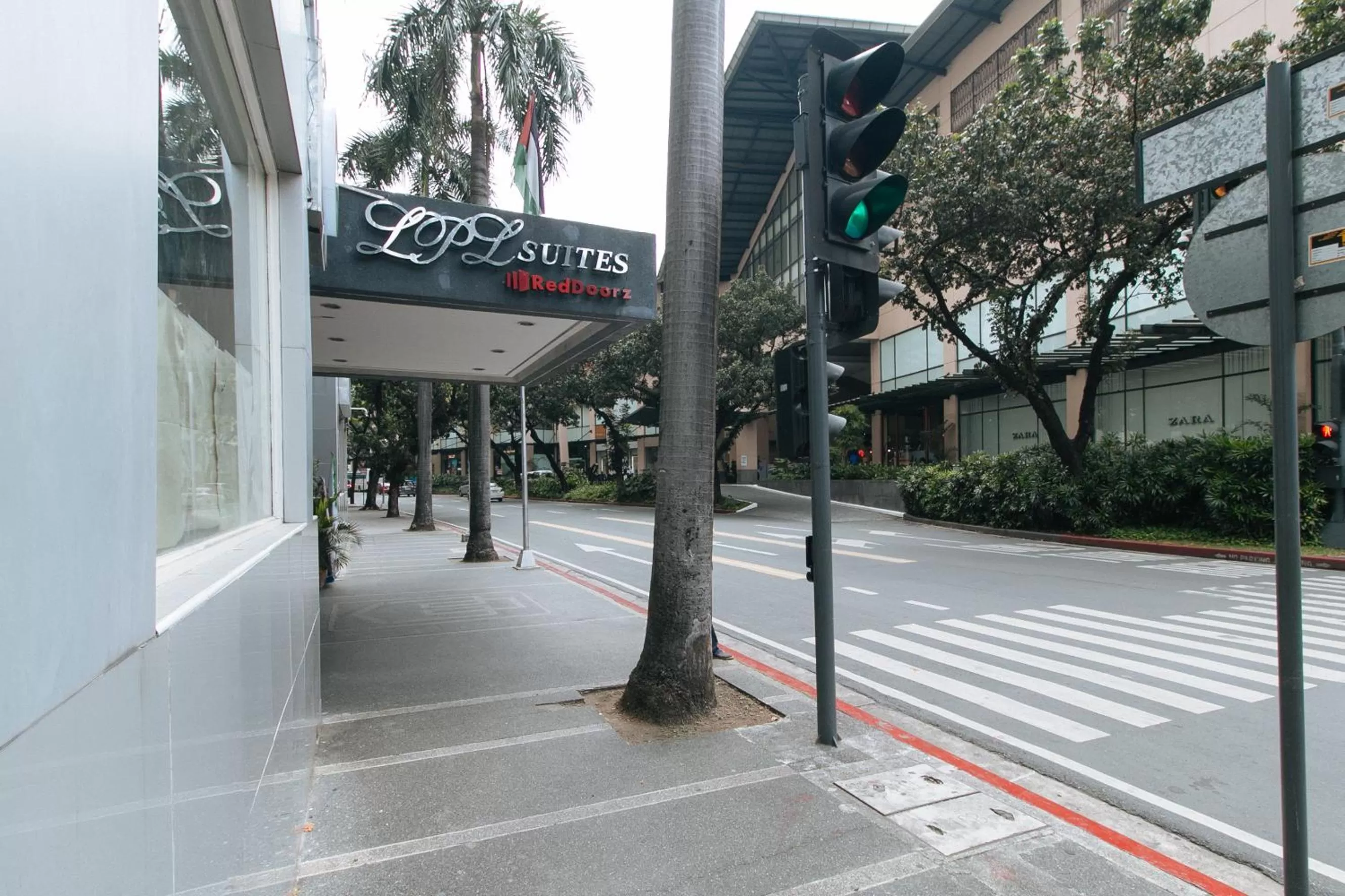 Facade/entrance in RedDoorz Premium near Greenbelt Makati - Vaccinated Staff