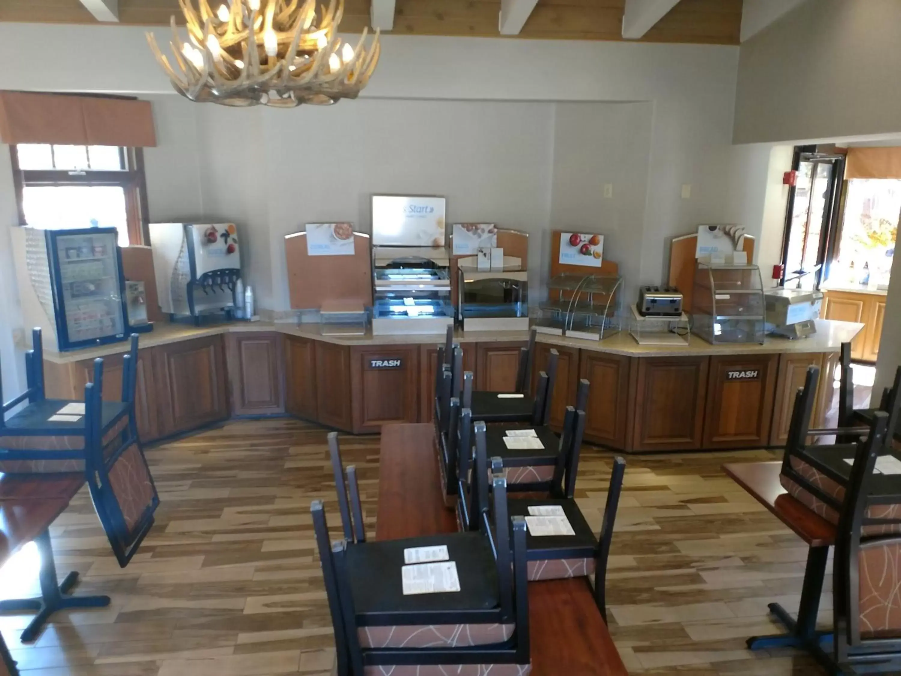 Seating area, Restaurant/Places to Eat in Holiday Inn Express South Lake Tahoe, an IHG Hotel