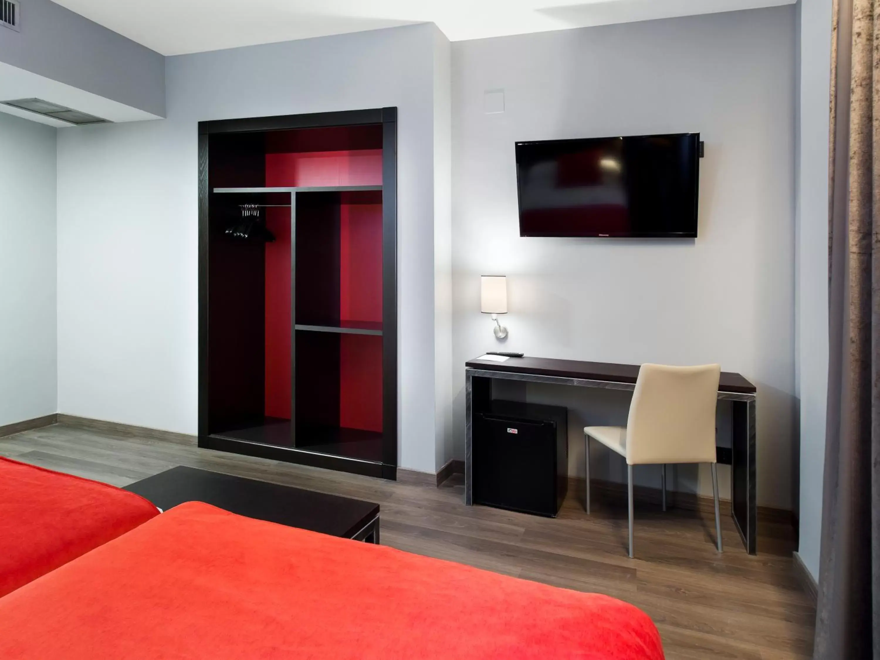 Bedroom, TV/Entertainment Center in Hotel Zentral Parque