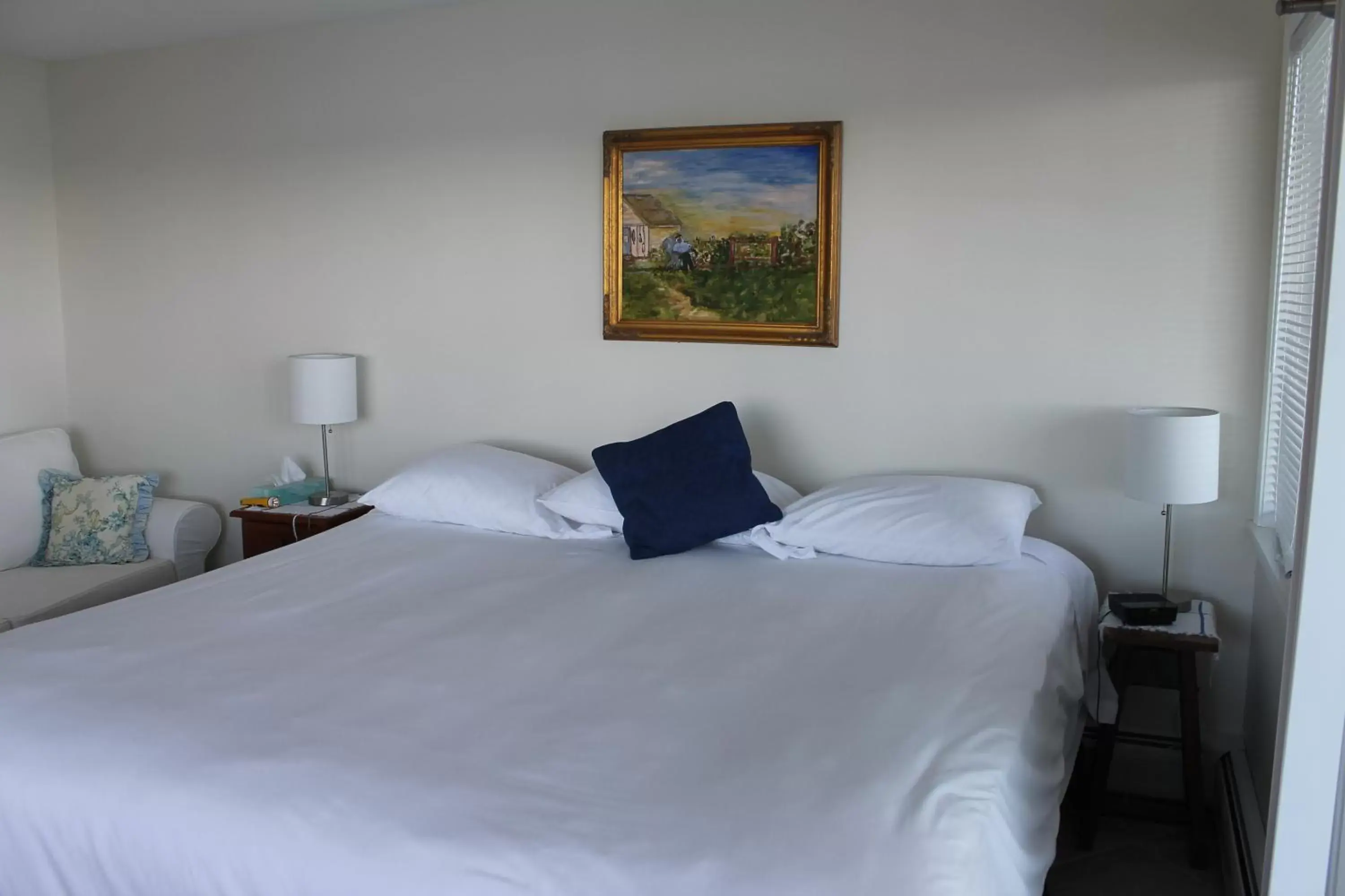 Photo of the whole room, Bed in The Inn on the Wharf