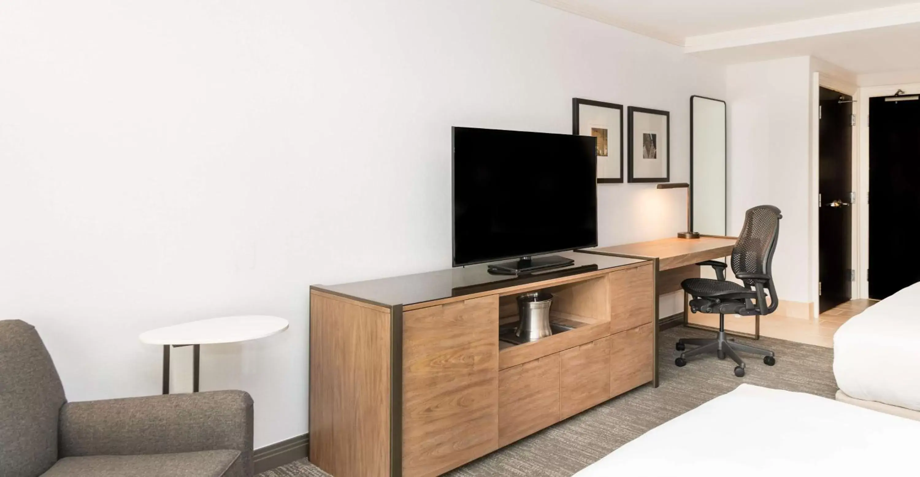 Bedroom, TV/Entertainment Center in Hilton Columbus/Polaris