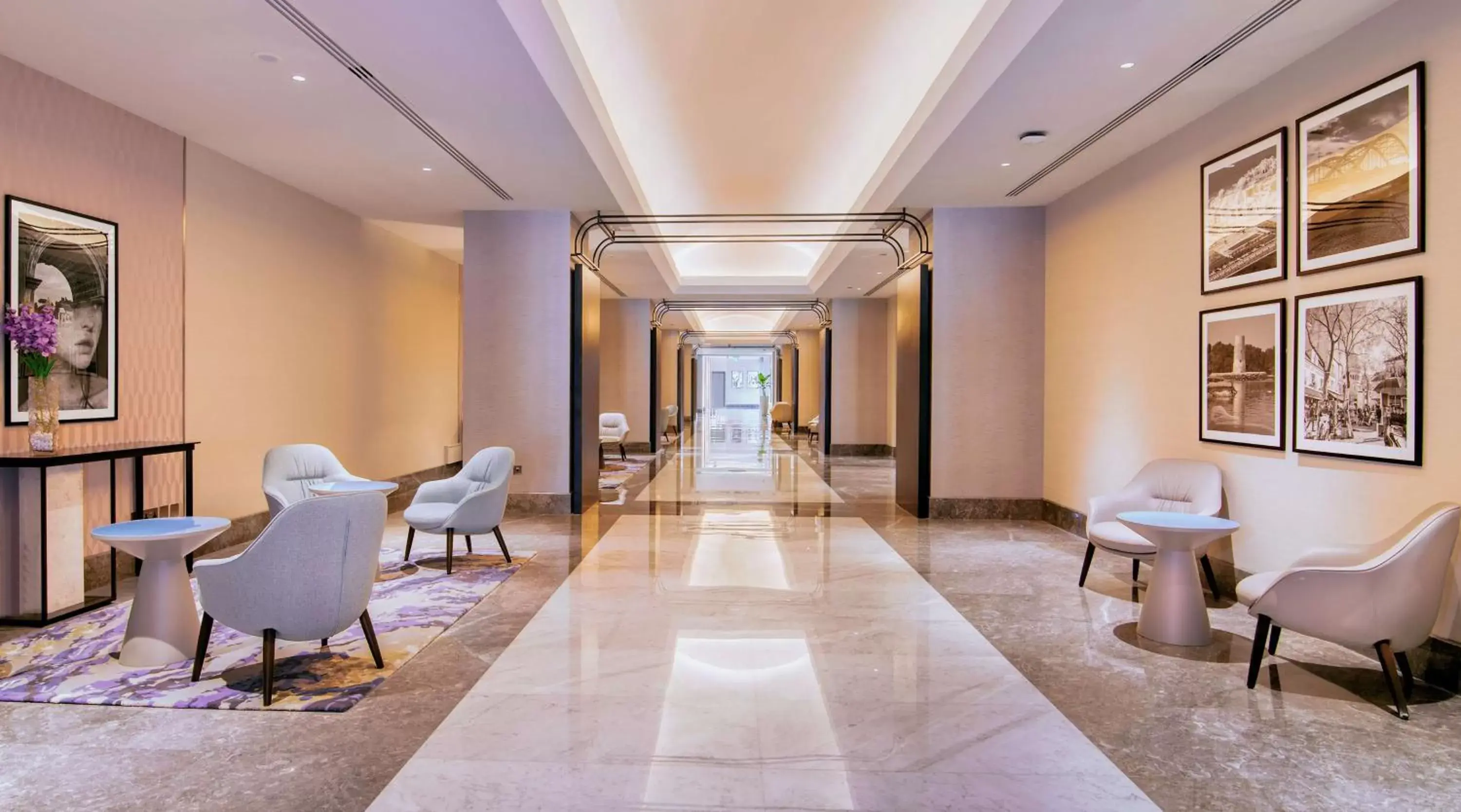 Lobby or reception in Radisson Blu Hotel & Resort, Abu Dhabi Corniche