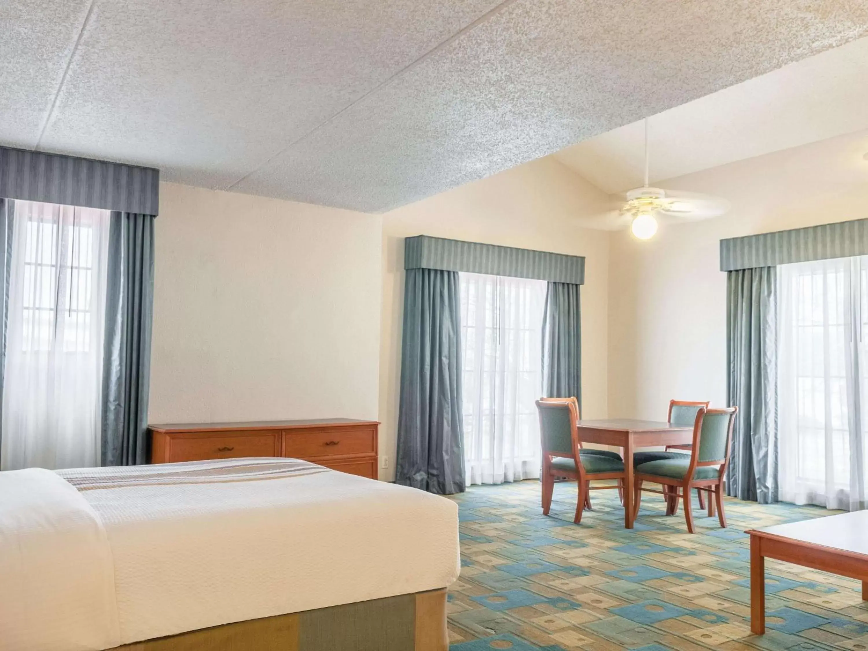 Photo of the whole room, Bed in La Quinta Inn by Wyndham New Orleans West Bank / Gretna