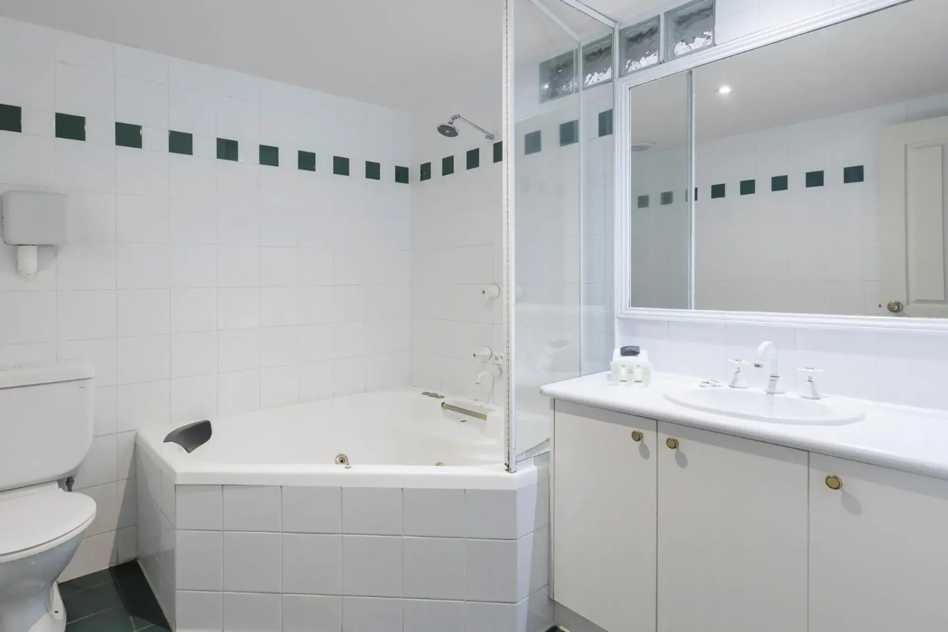 Shower, Bathroom in Elizabethan Lodge