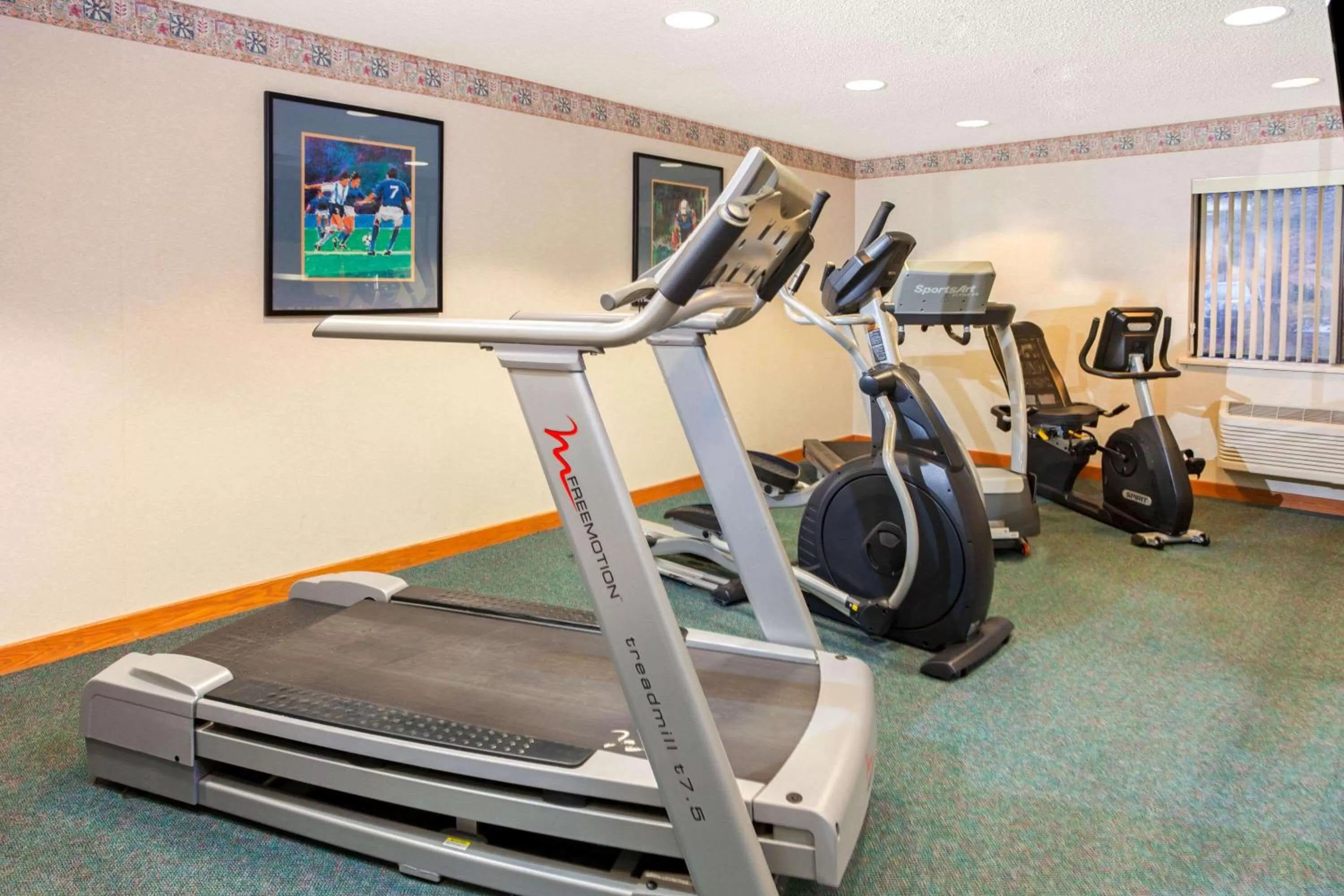 Fitness centre/facilities in La Quinta Inn by Wyndham Milwaukee Airport / Oak Creek