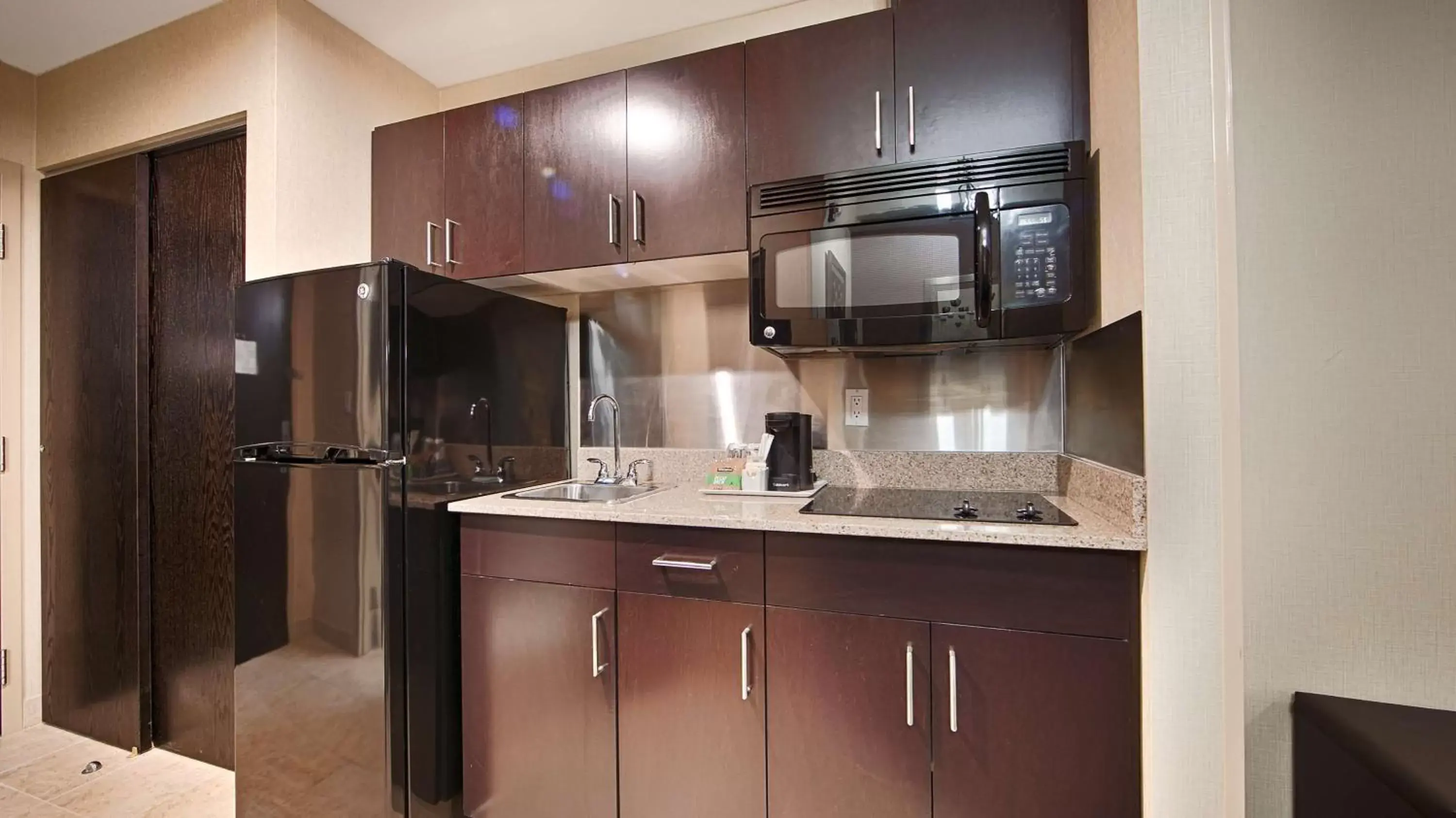 Photo of the whole room, Kitchen/Kitchenette in Best Western Cold Lake Inn