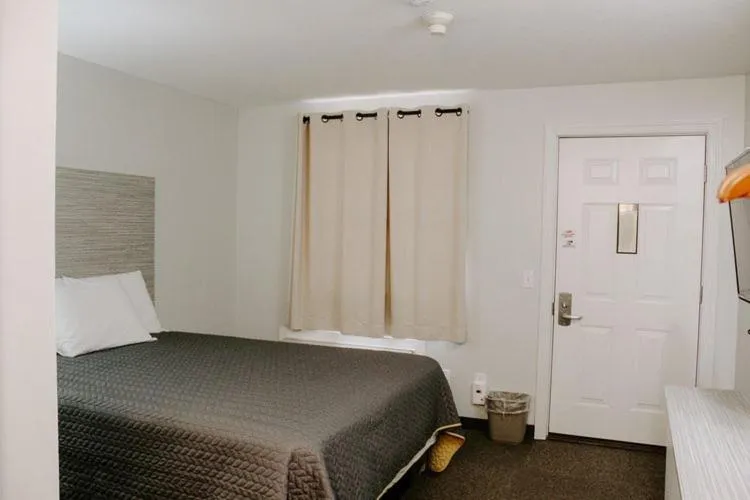 Bedroom, Bed in Berlin Village Inn