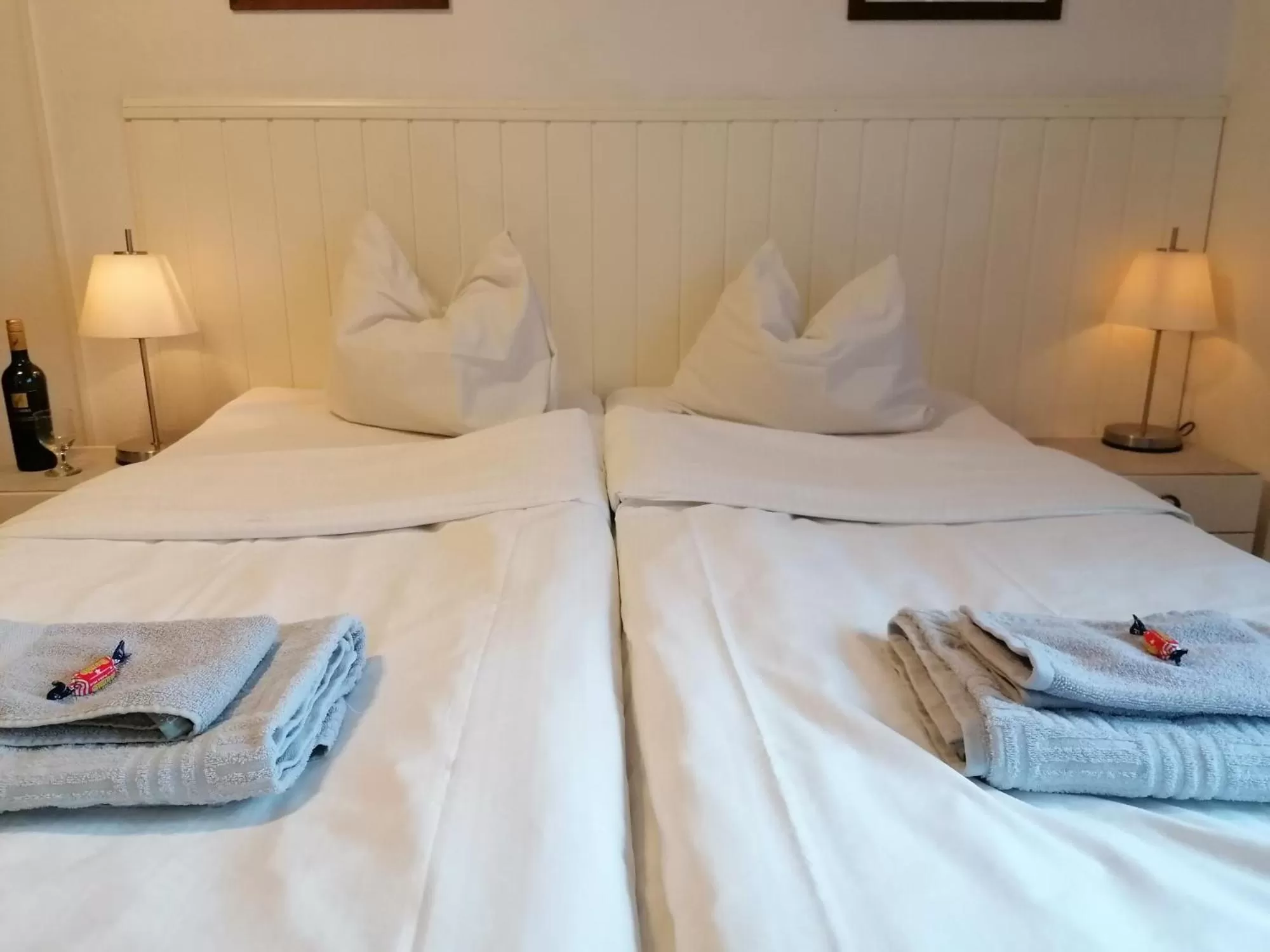 Bedroom, Bed in Cronin's Guesthouse Bed & Breakfast