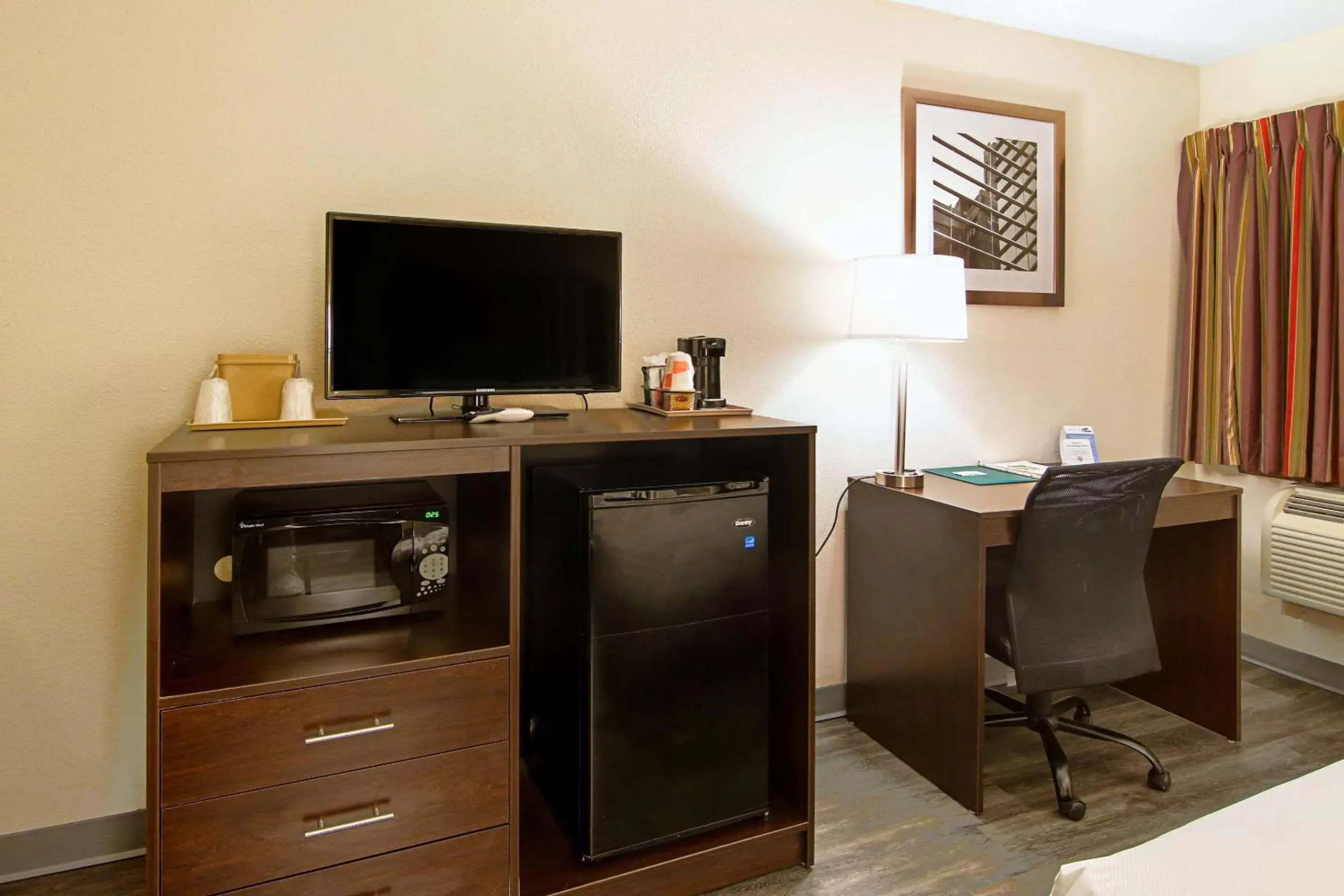 Photo of the whole room, TV/Entertainment Center in Quality Inn Plainfield I-395