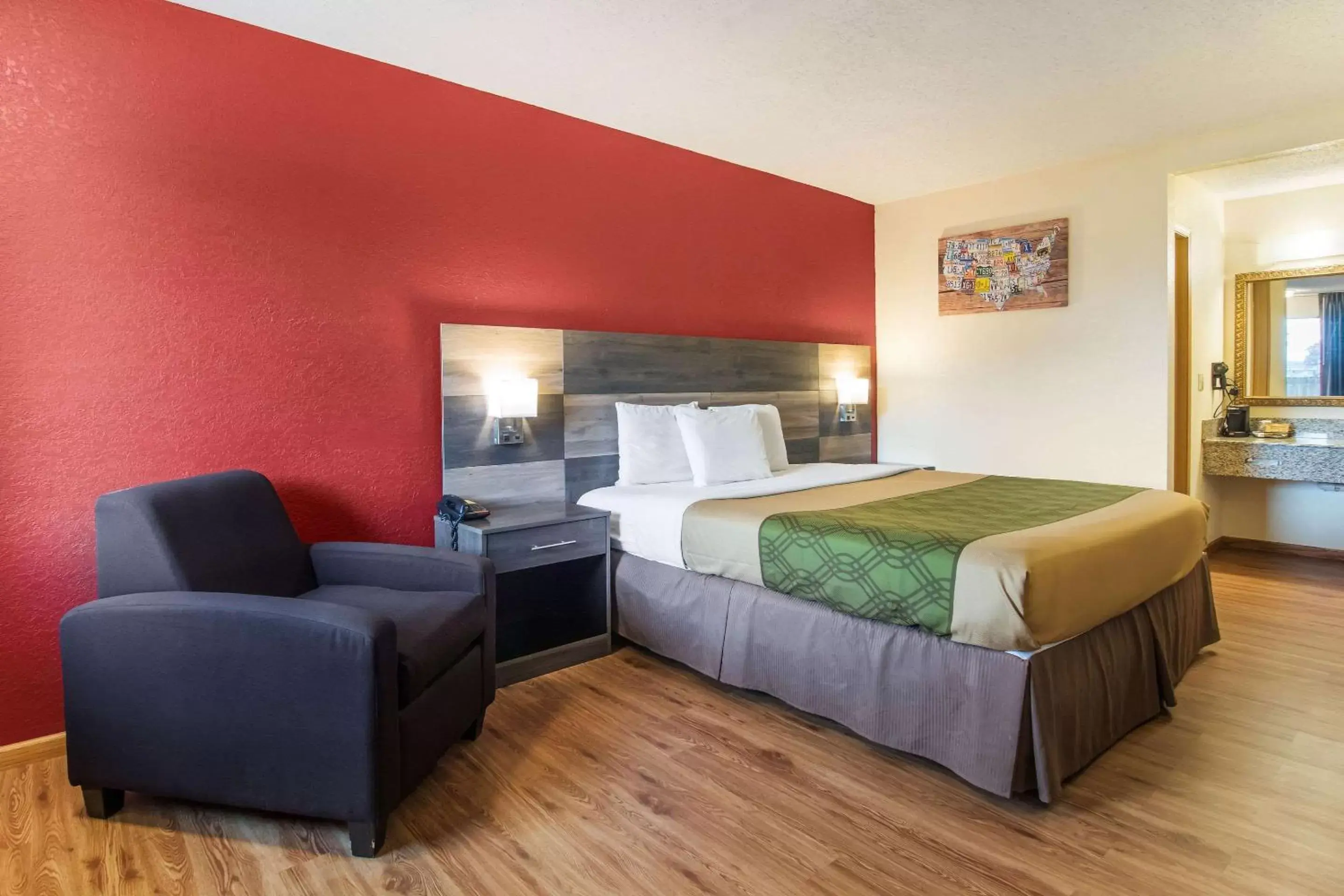 Photo of the whole room, Bed in Econo Lodge Cloverdale
