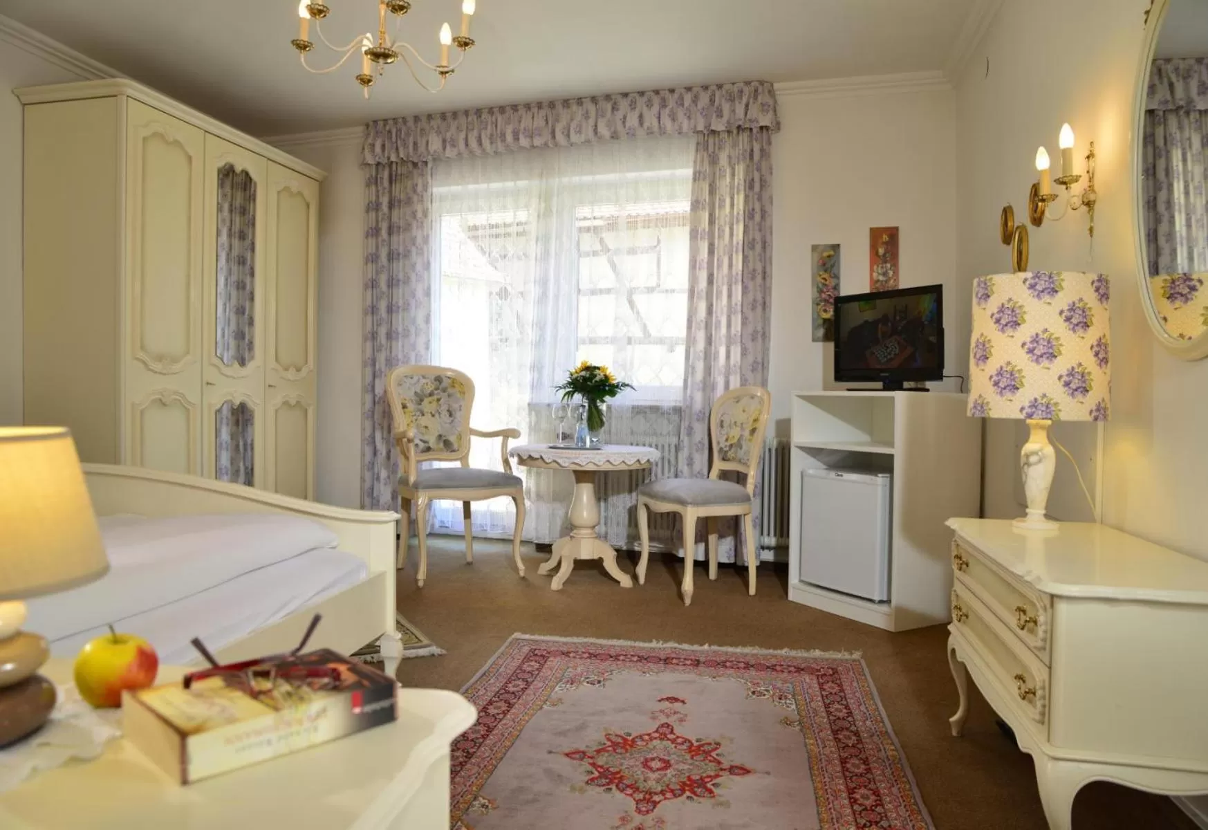 Living room, Bed in Romantica Hotel Blauer Hecht