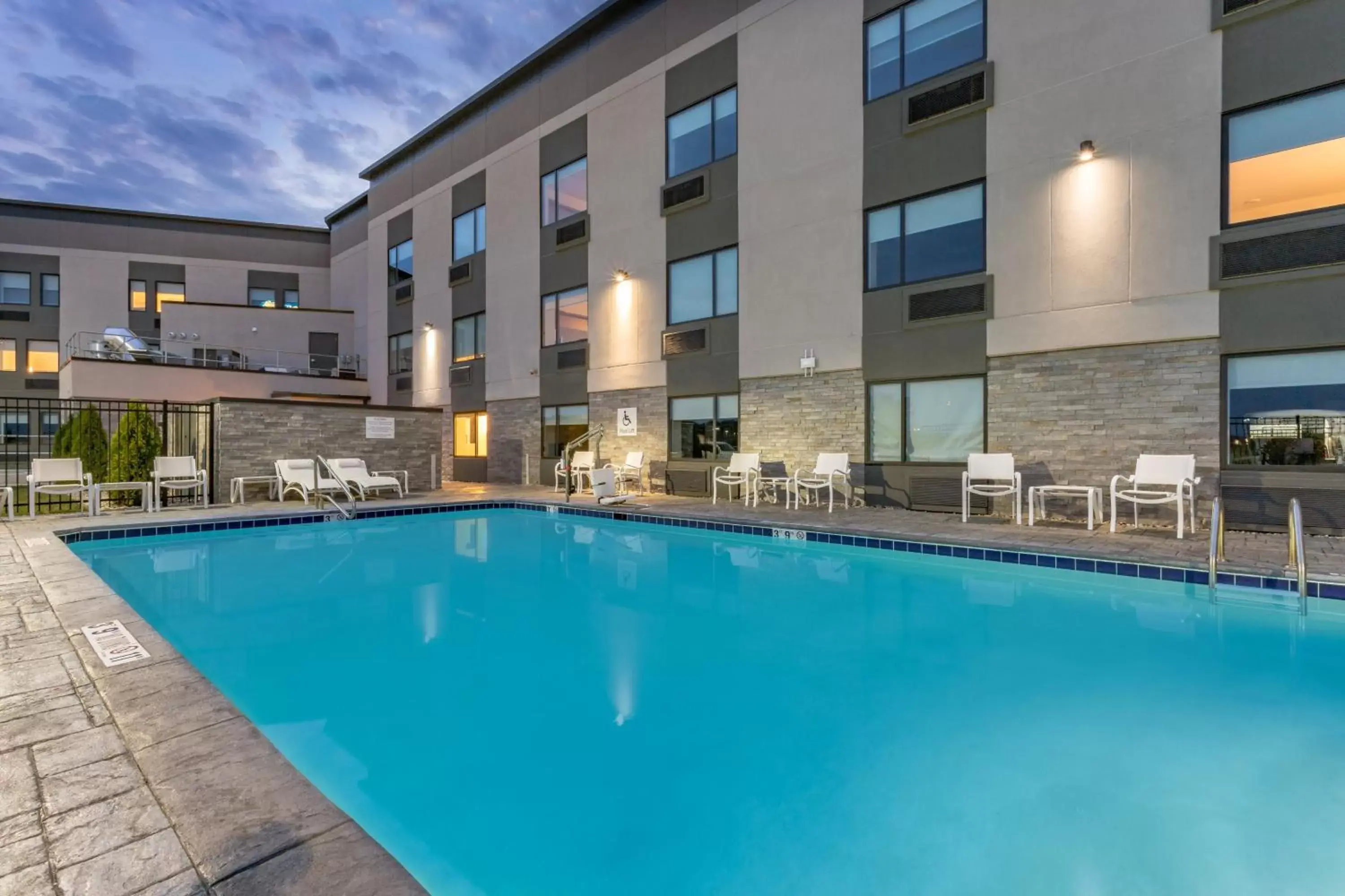 Swimming pool, Property Building in Holiday Inn - Columbus, an IHG Hotel