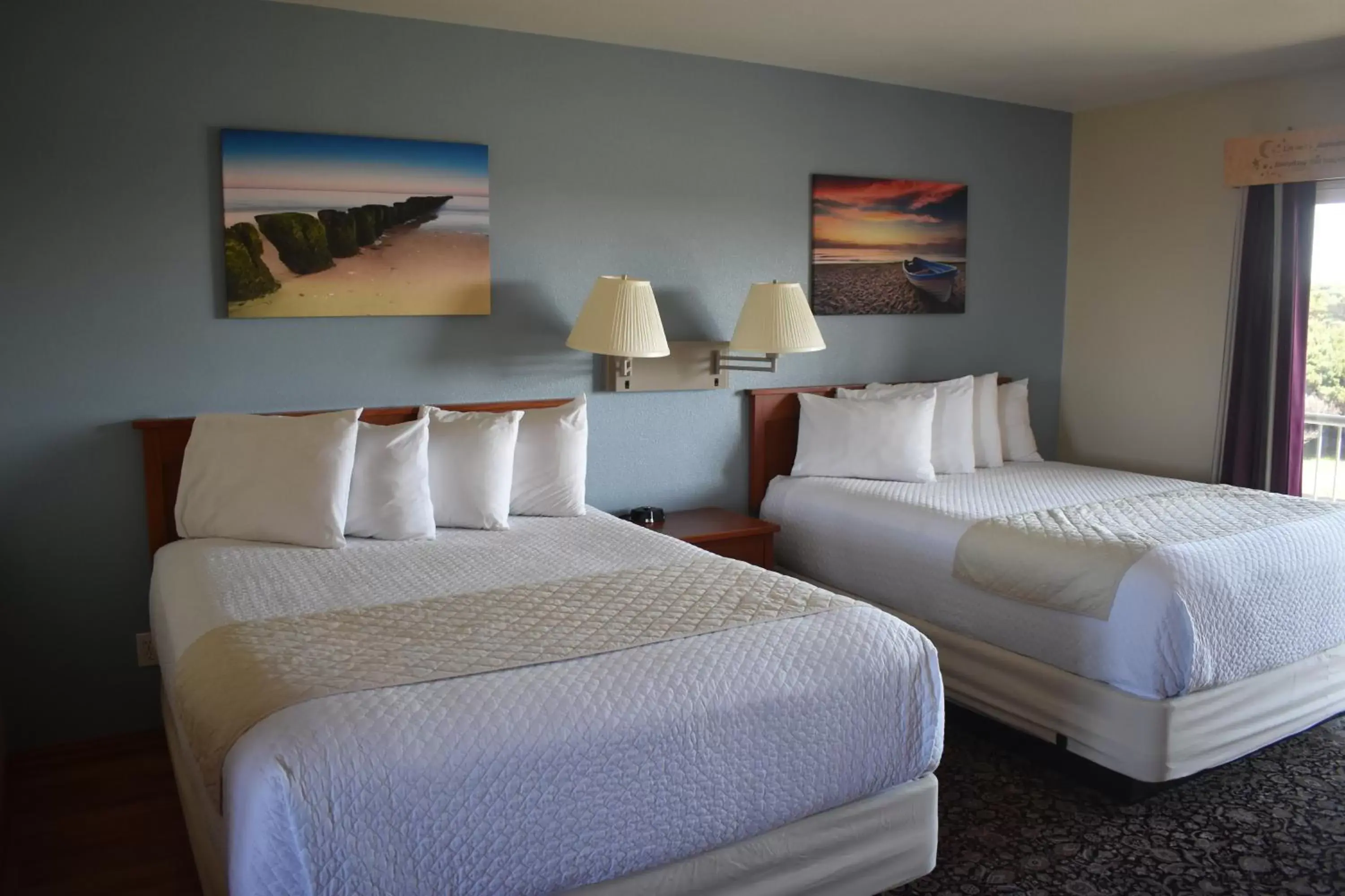 Photo of the whole room, Bed in Table Rock Motel