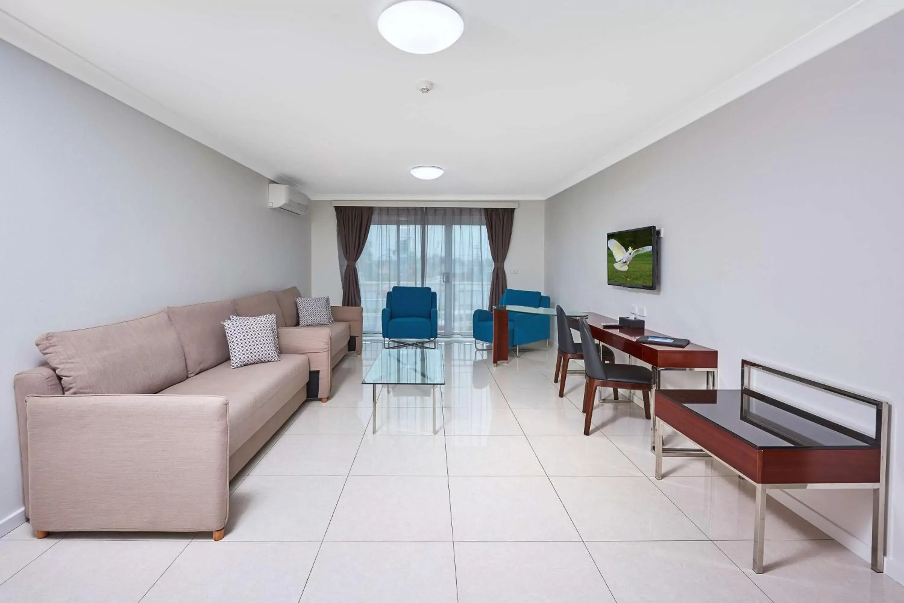 Living room, Seating Area in Best Western Casula Motor Inn