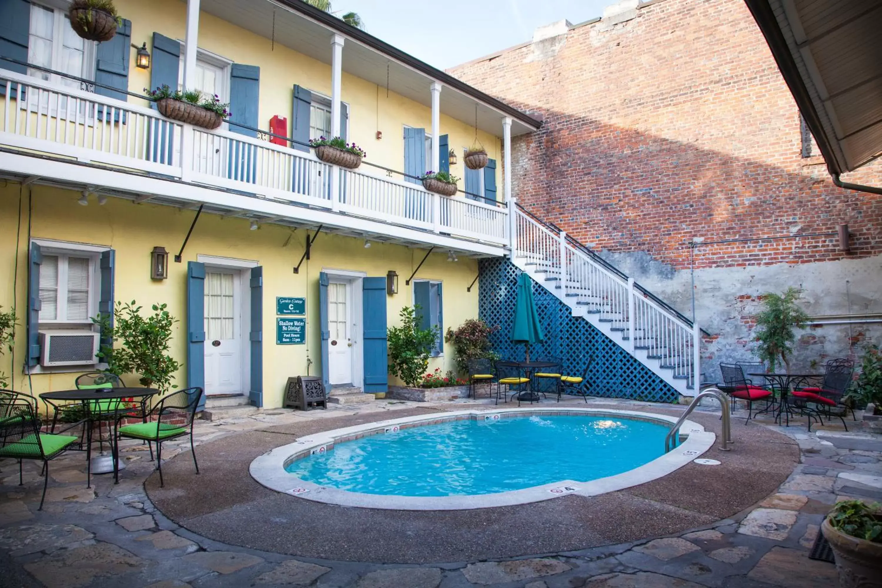 Swimming pool, Property Building in Hotel St. Pierre French Quarter