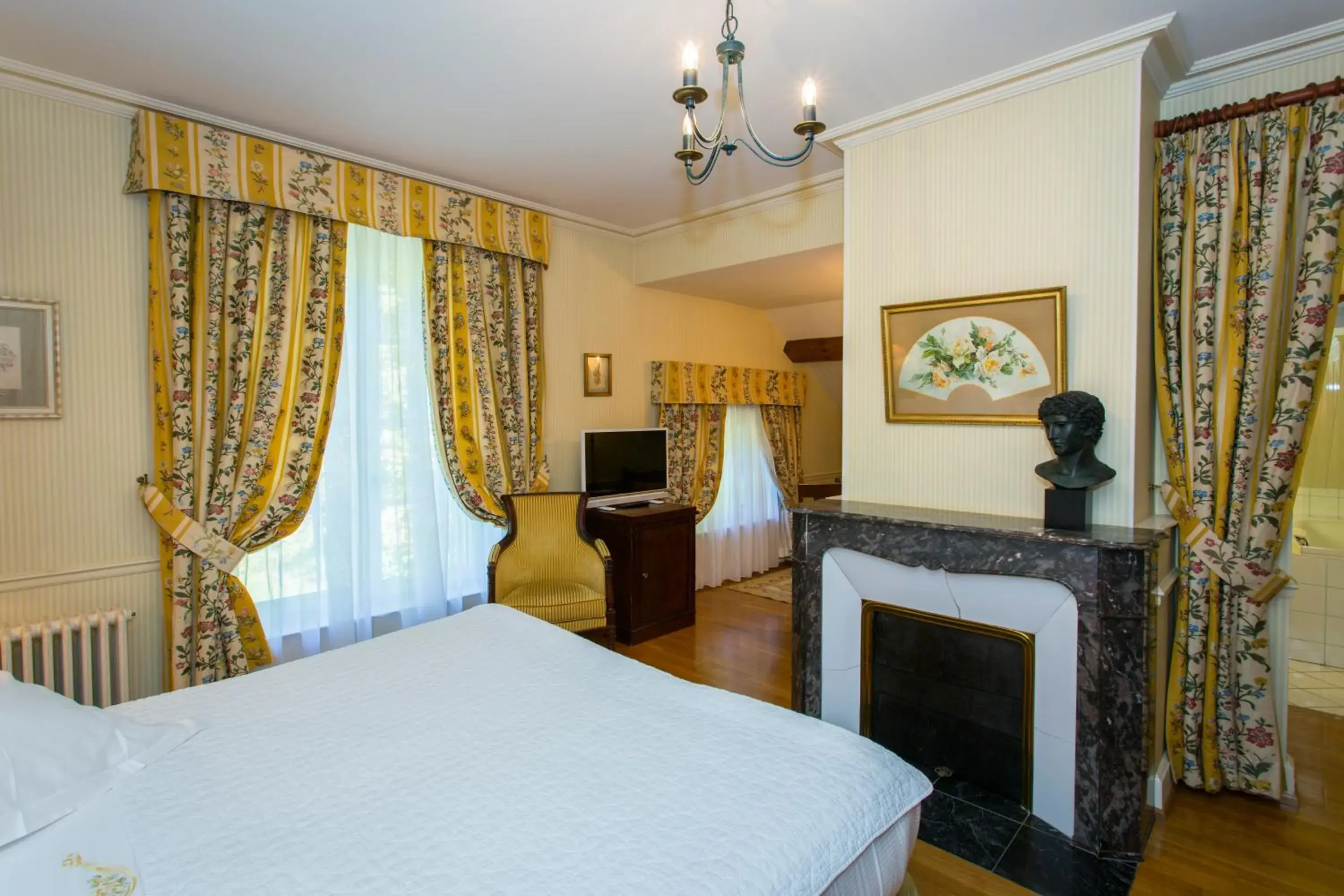 Bedroom, Lobby/Reception in Le Manoir Au Lac