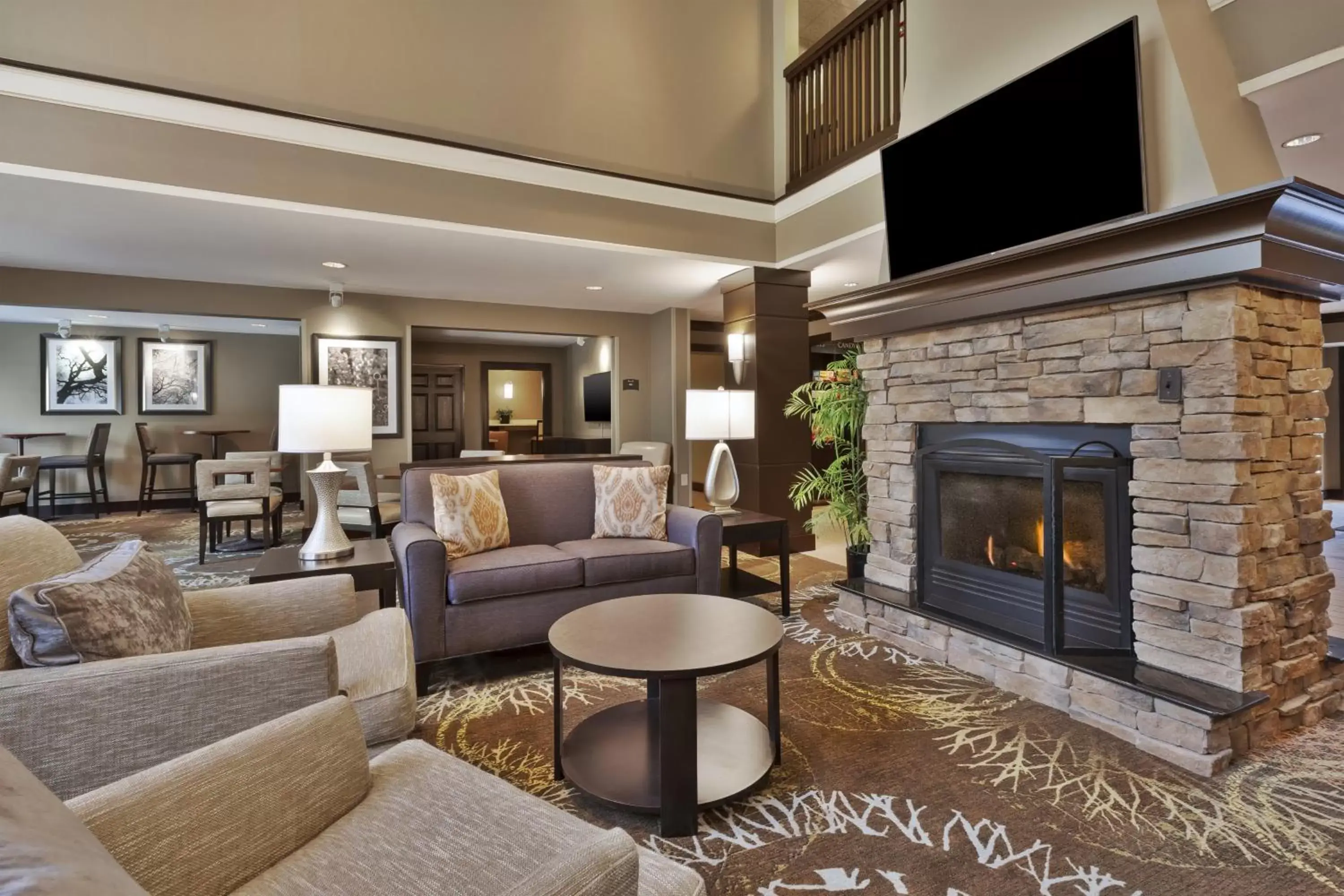 Lobby or reception, Lounge/Bar in Staybridge Suites Detroit-Utica, an IHG Hotel