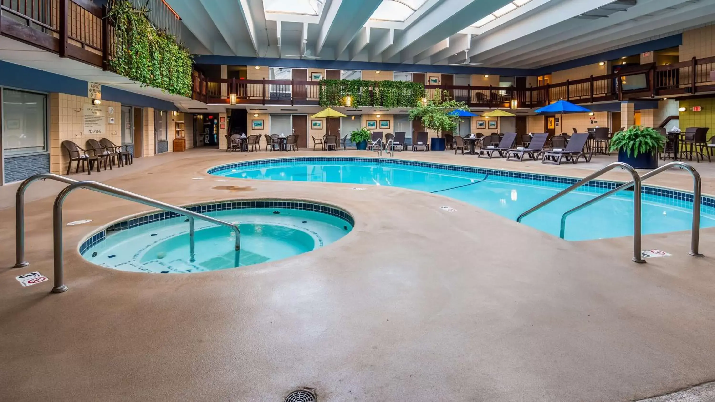 Hot Tub, Swimming Pool in Best Western Bridgeview Hotel