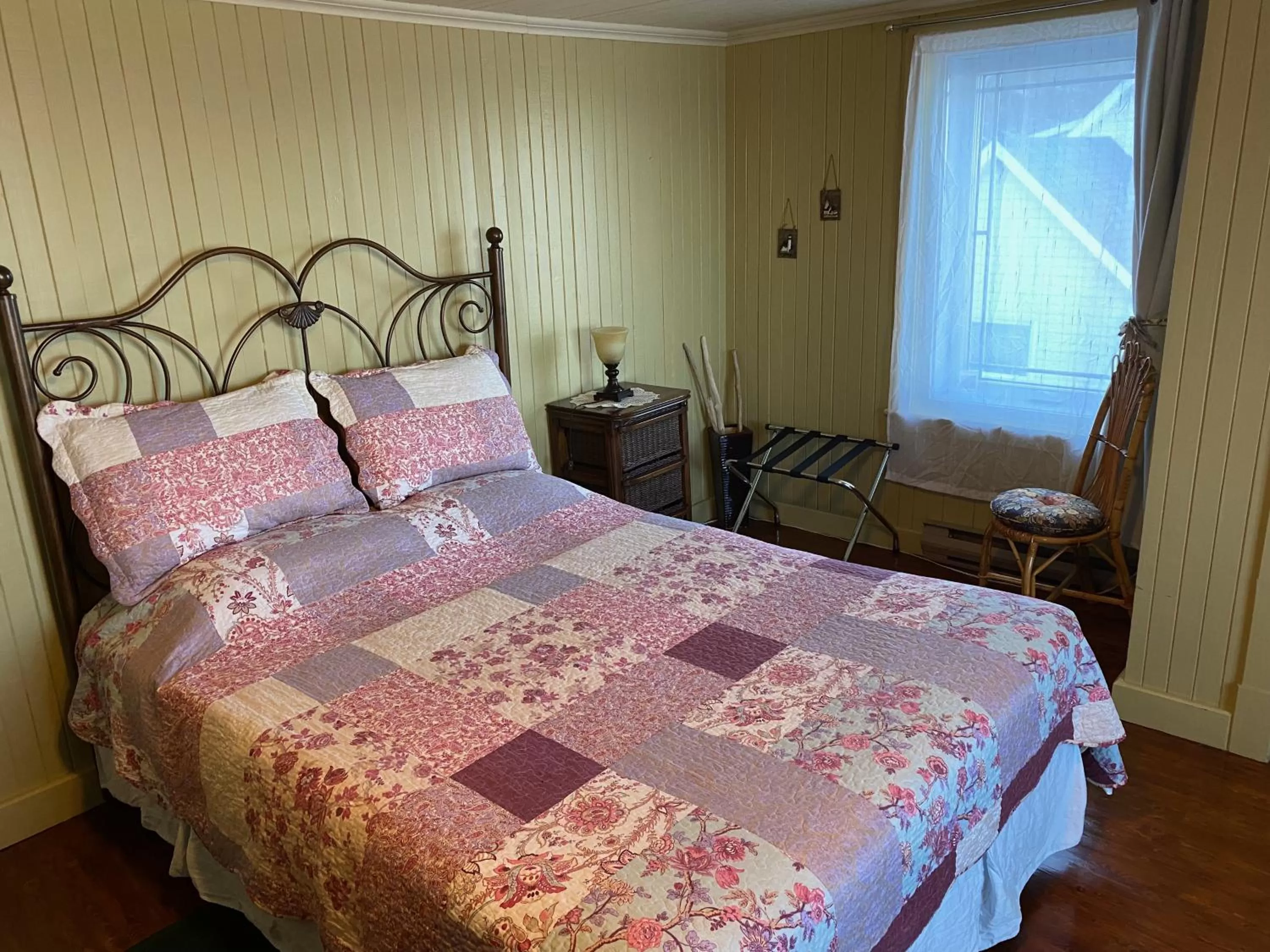Photo of the whole room, Bed in La Maison entre Mer Montagnes