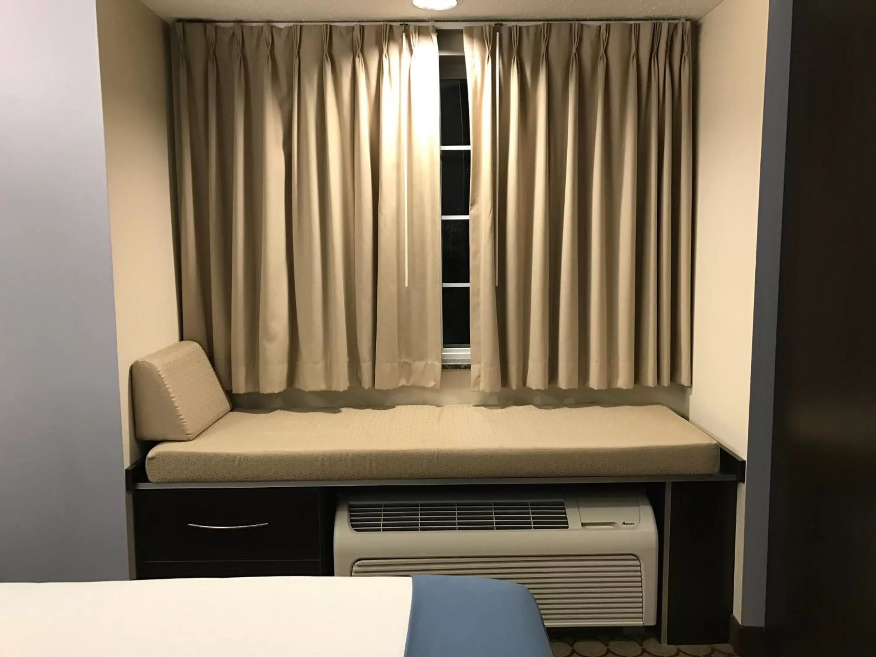 Bed, Seating Area in Microtel Inn and Suites Elkhart