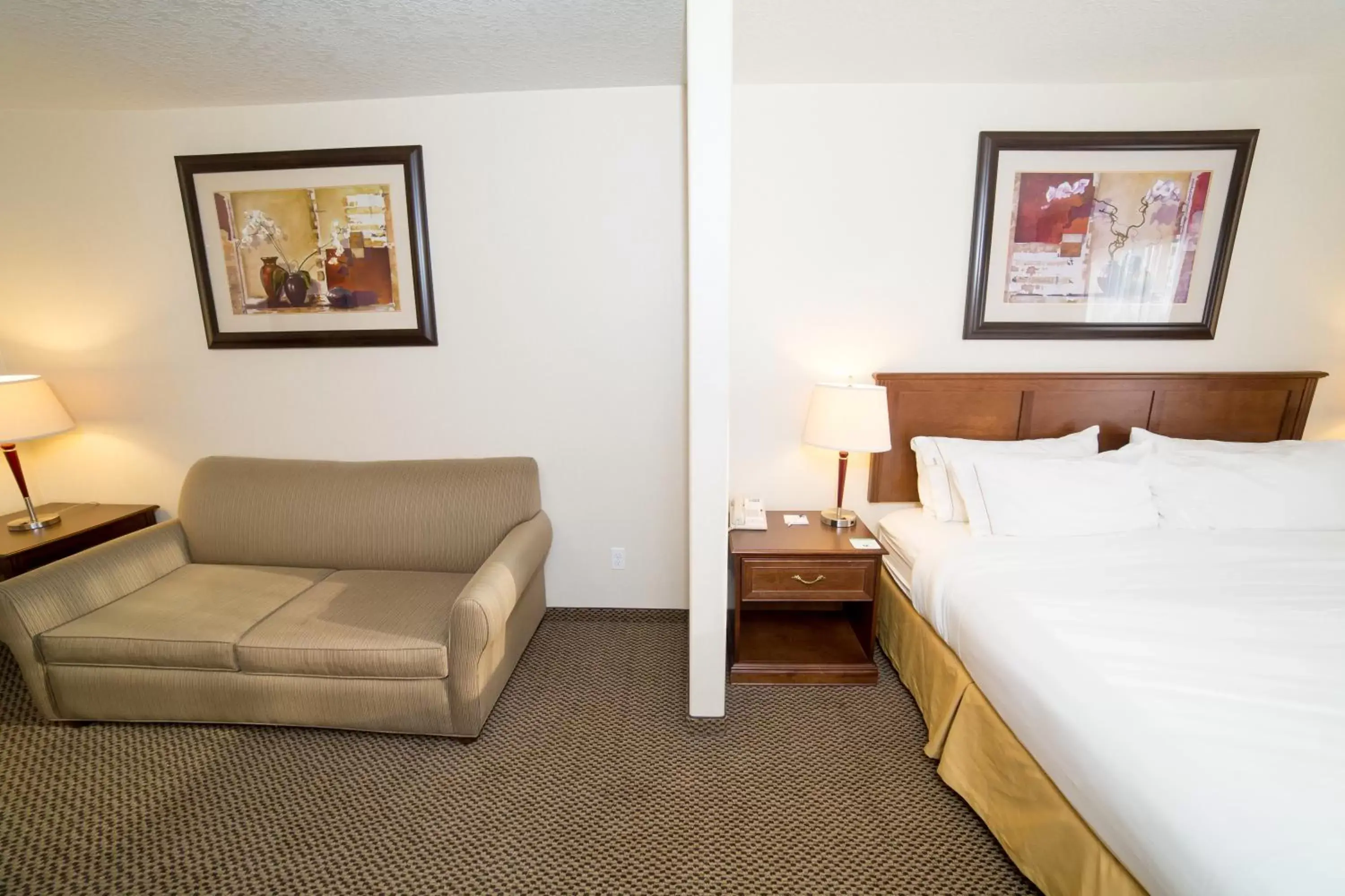 Coffee/tea facilities, Bed in Holiday Inn Express & Suites Drayton Valley, an IHG Hotel