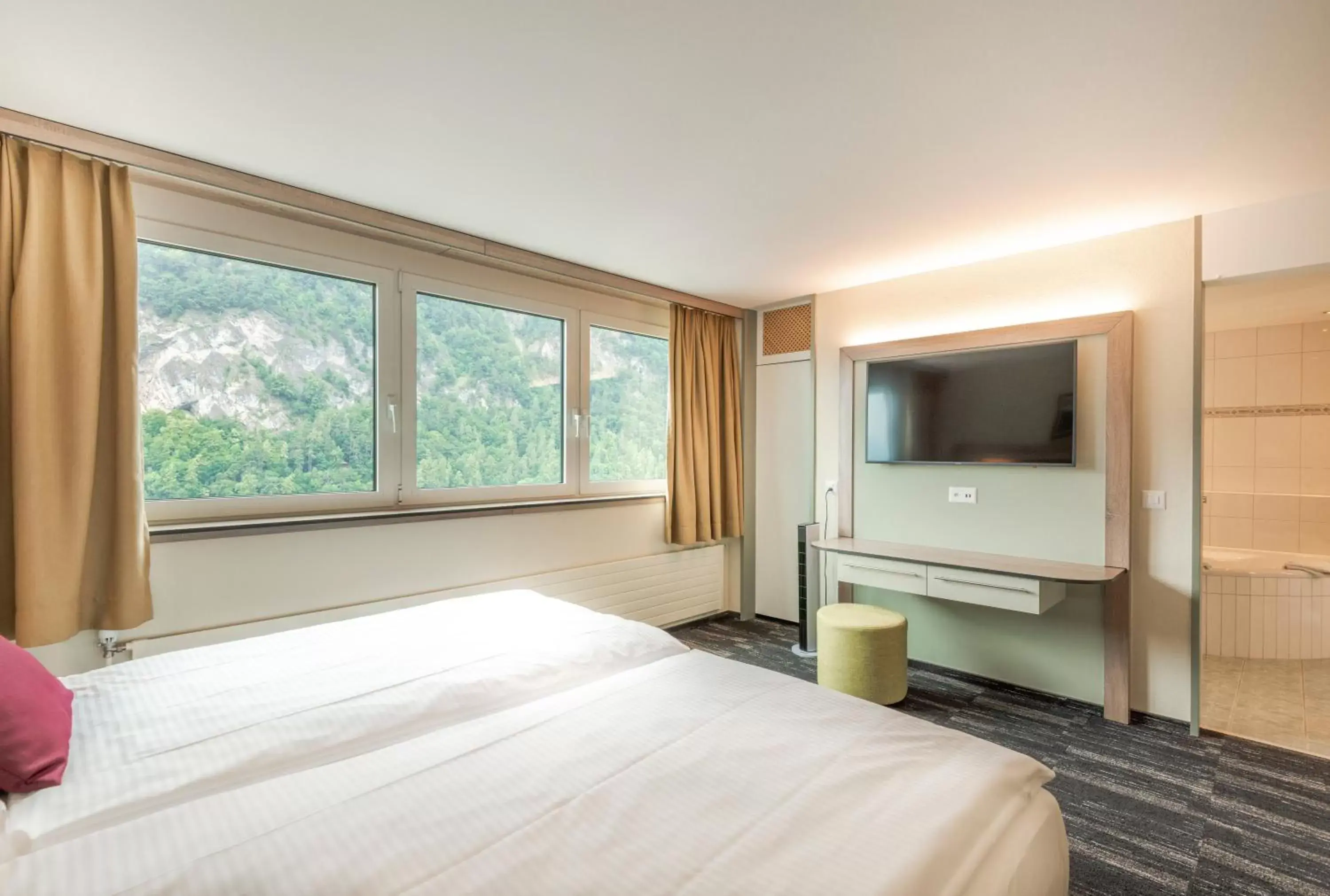 TV and multimedia, Bed in Metropole Swiss Quality Hotel
