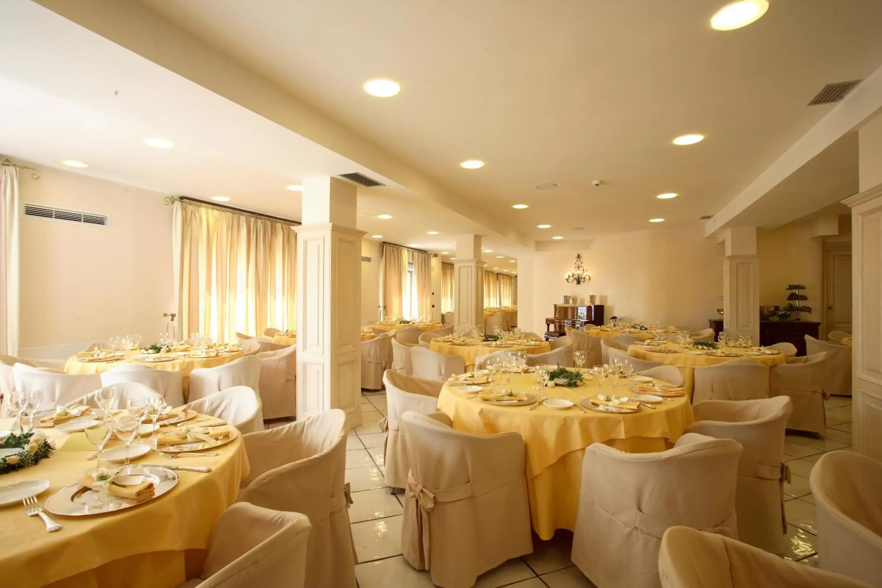 Meals, Restaurant/Places to Eat in Hotel Villa Poseidon & Events
