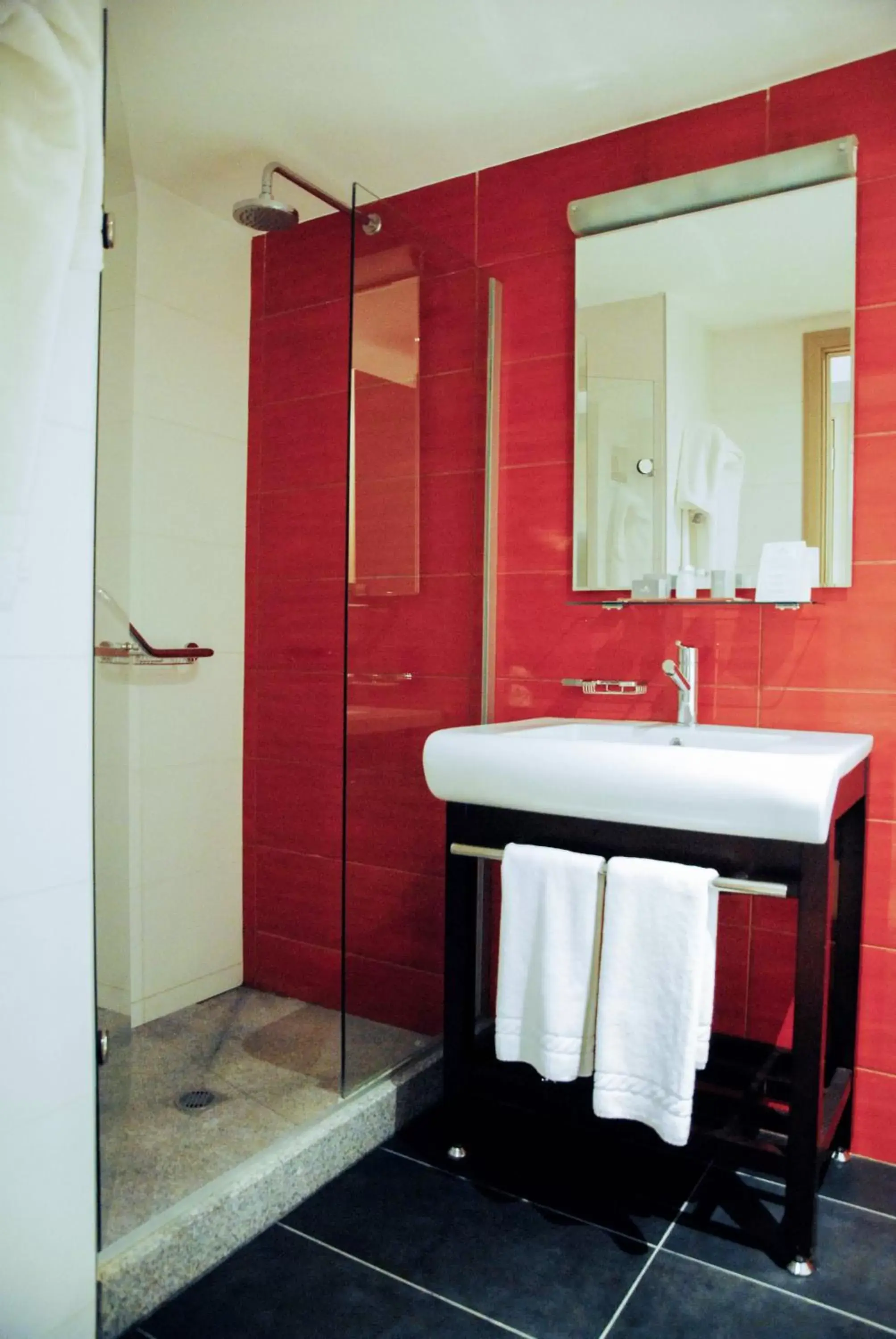 Bathroom in Regency Way Montevideo Hotel