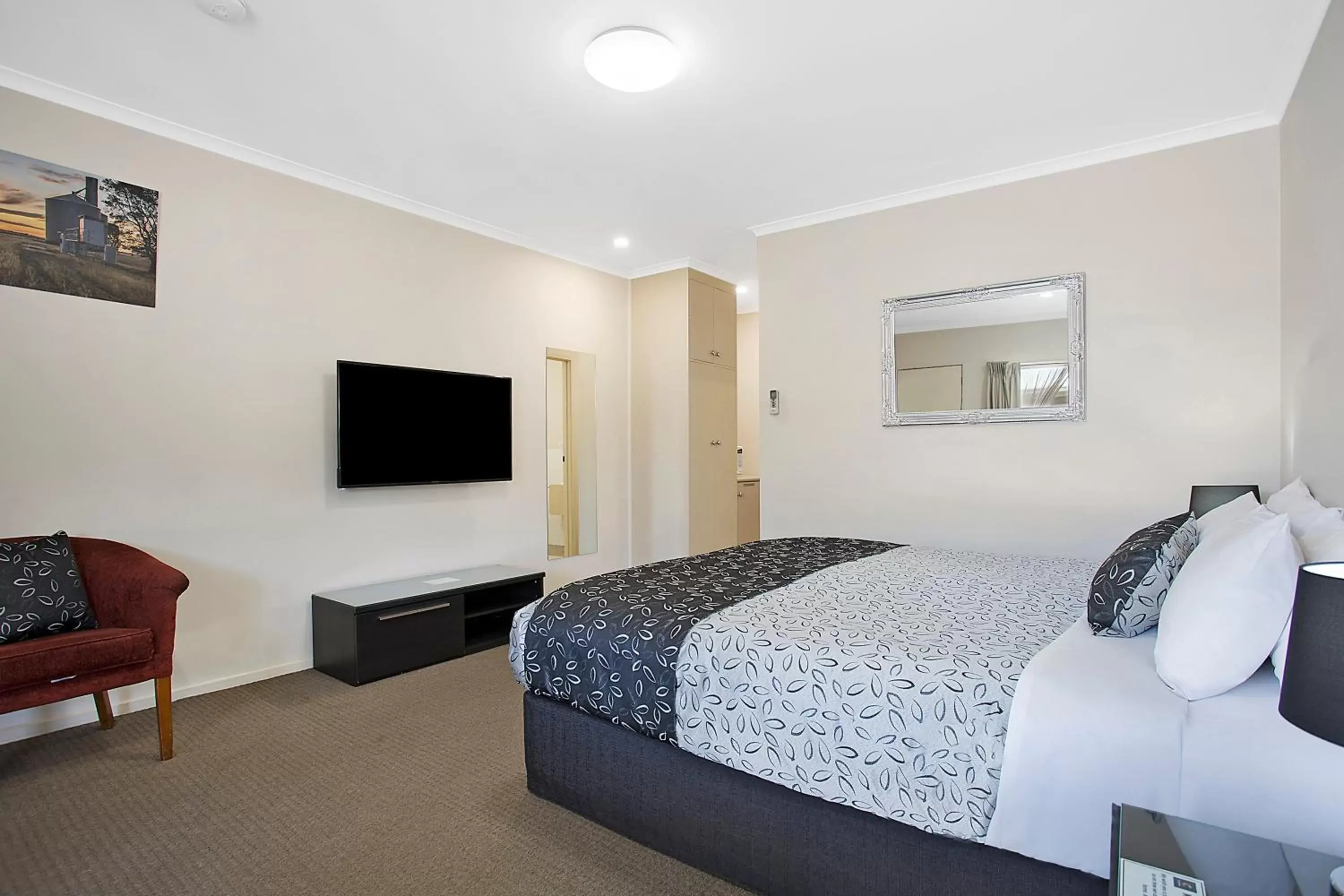 Photo of the whole room, TV/Entertainment Center in Comfort Inn May Park