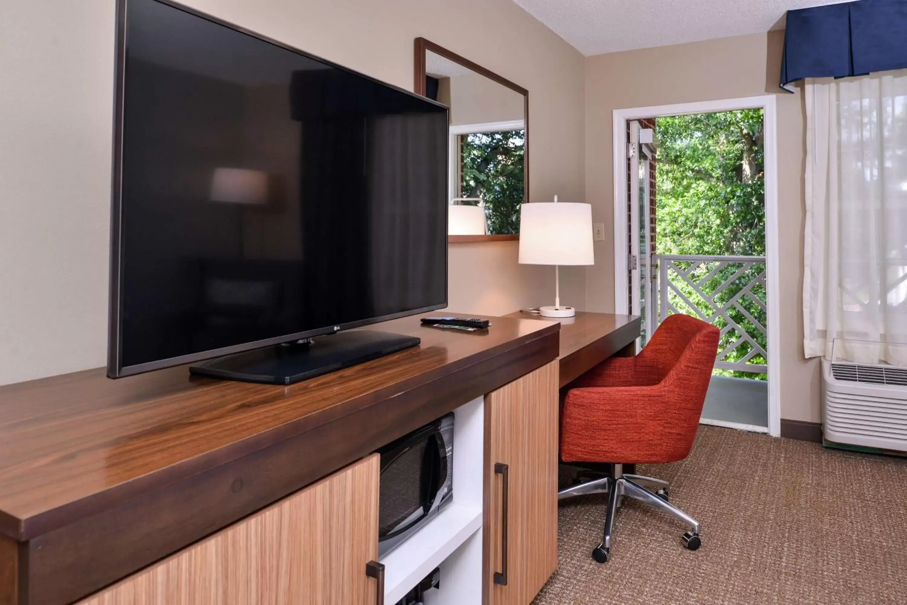 Bedroom, TV/Entertainment Center in Hampton Inn Lexington Historic Area